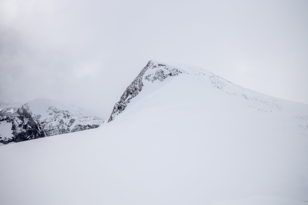 Veslebreatinden (2092 moh) sett fra nord.