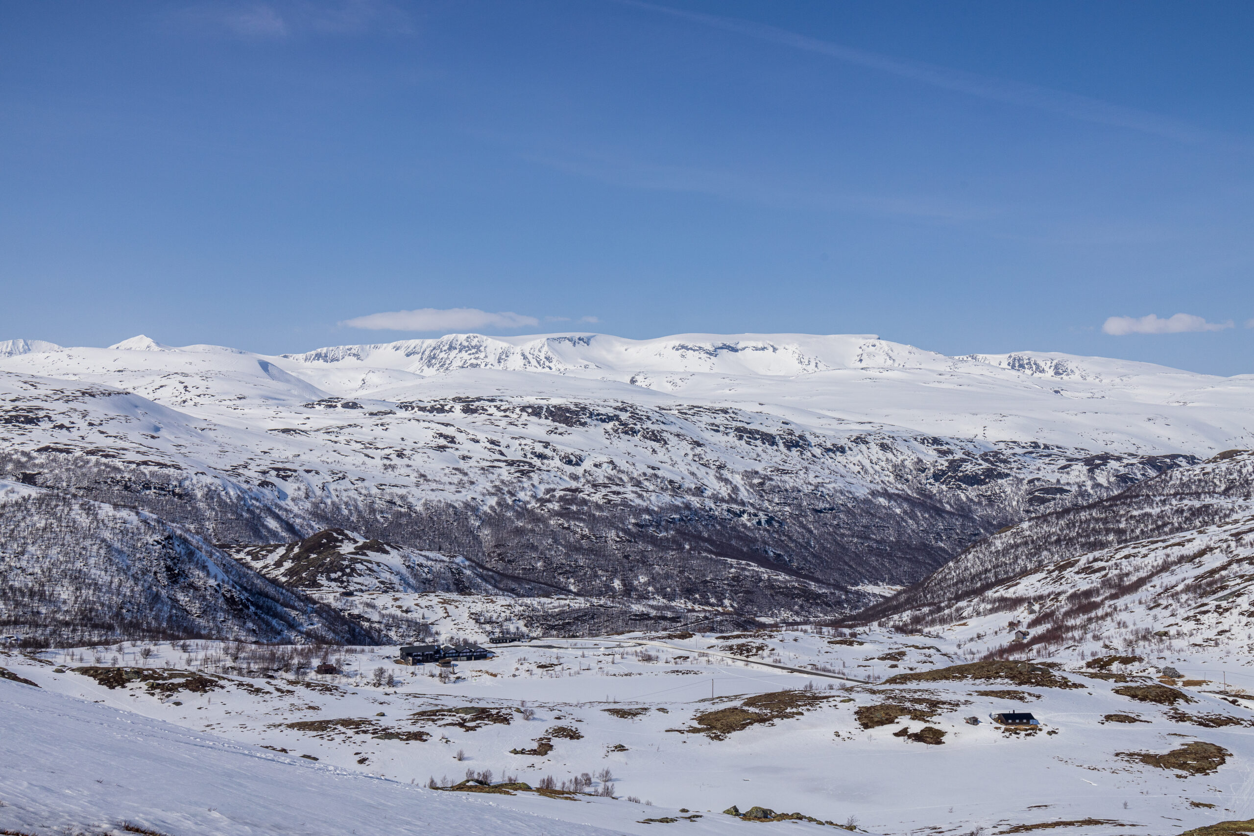 Jotunheimen Fjellstue med Hestbreapiggan i bakgrunnen.