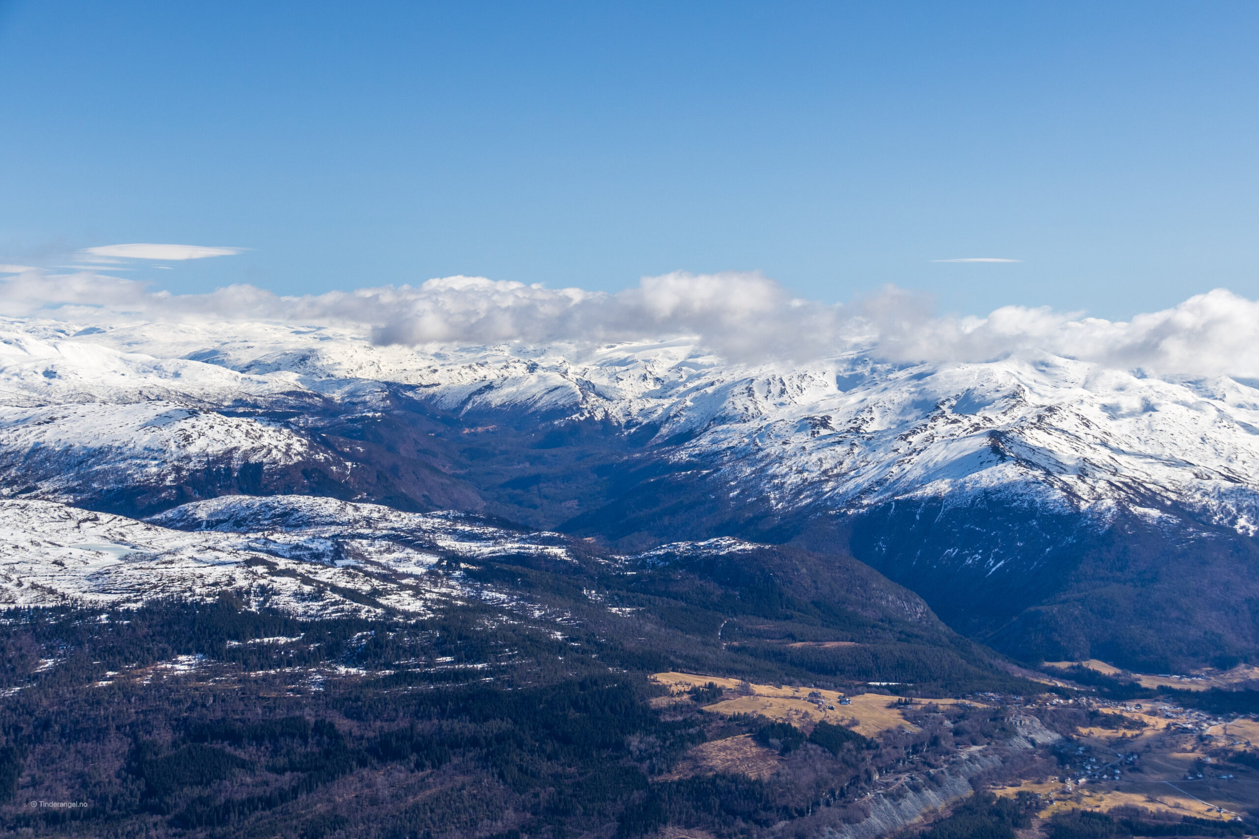 Raundalen og Raundalsryggen sett fra toppen av Lønahorgi.