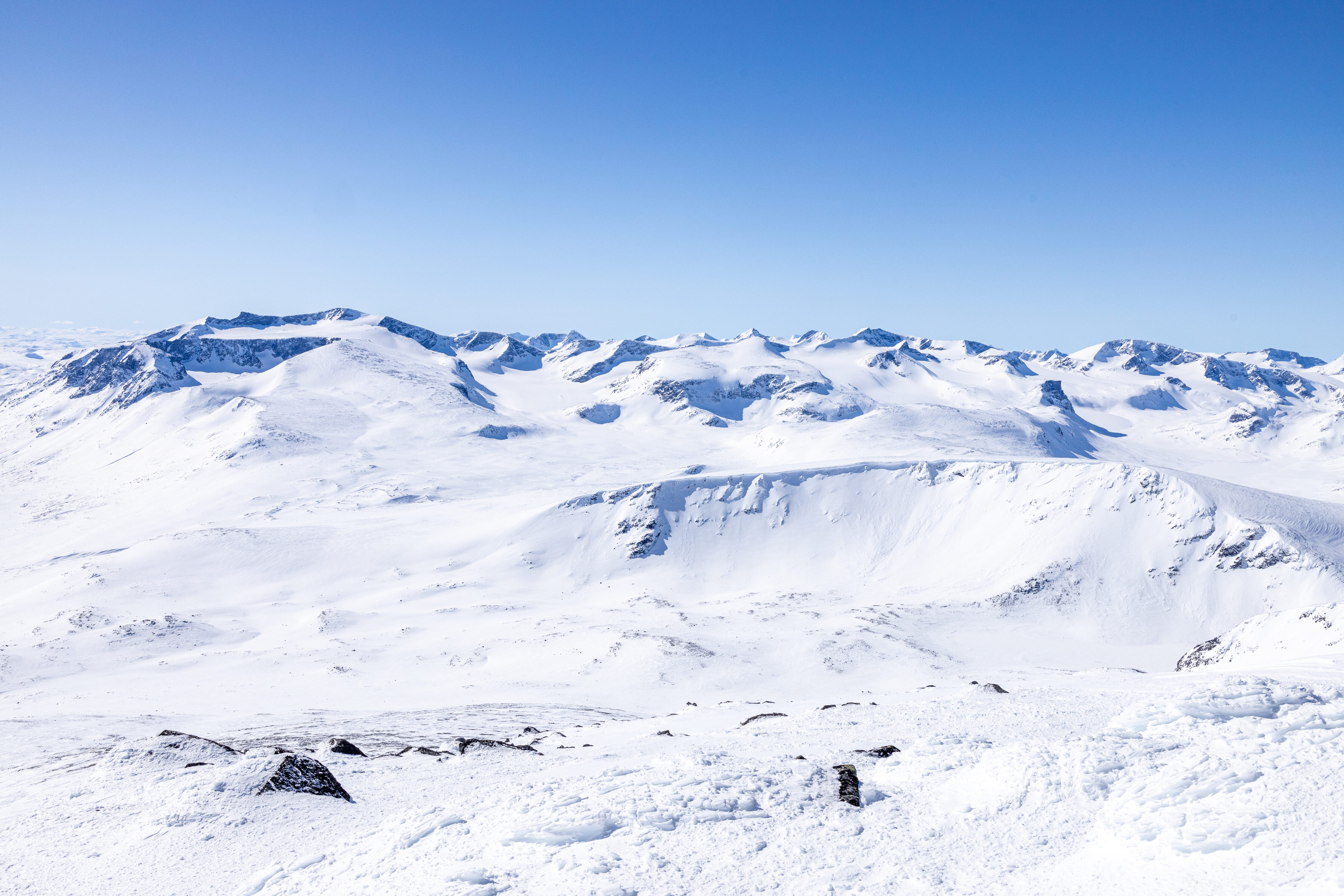 Utsikt fra Nautgardstinden mot Surtningssue-massivet og tinderekken og breer nordover mot Leirhøe.