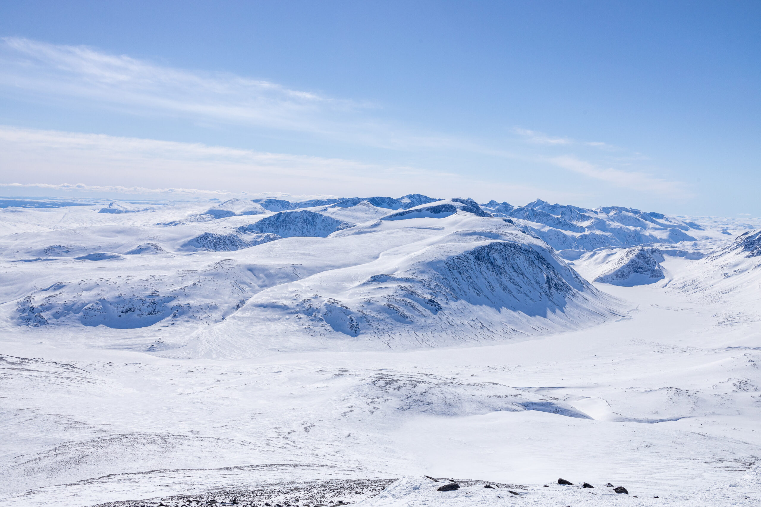 Utsikt mot sørvest fra Nautgardstinden mot Besshøe, Russvatnet og Gjendealpene.