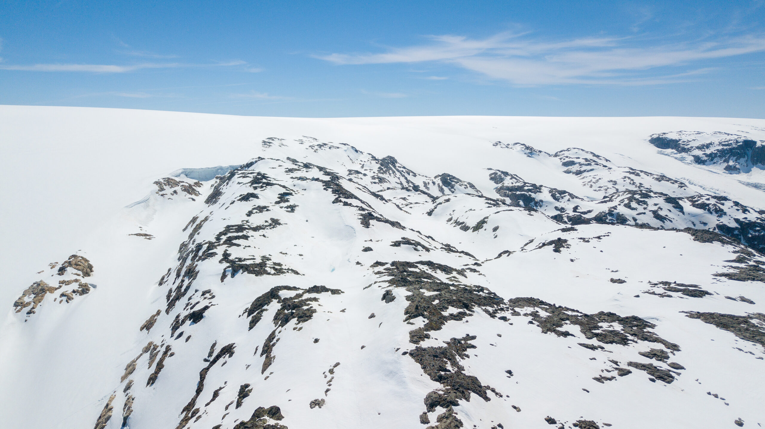 Fjellryggen Fonnanuten strekker seg ut fra Folgefonna med Bredablikkbrea til venstre.