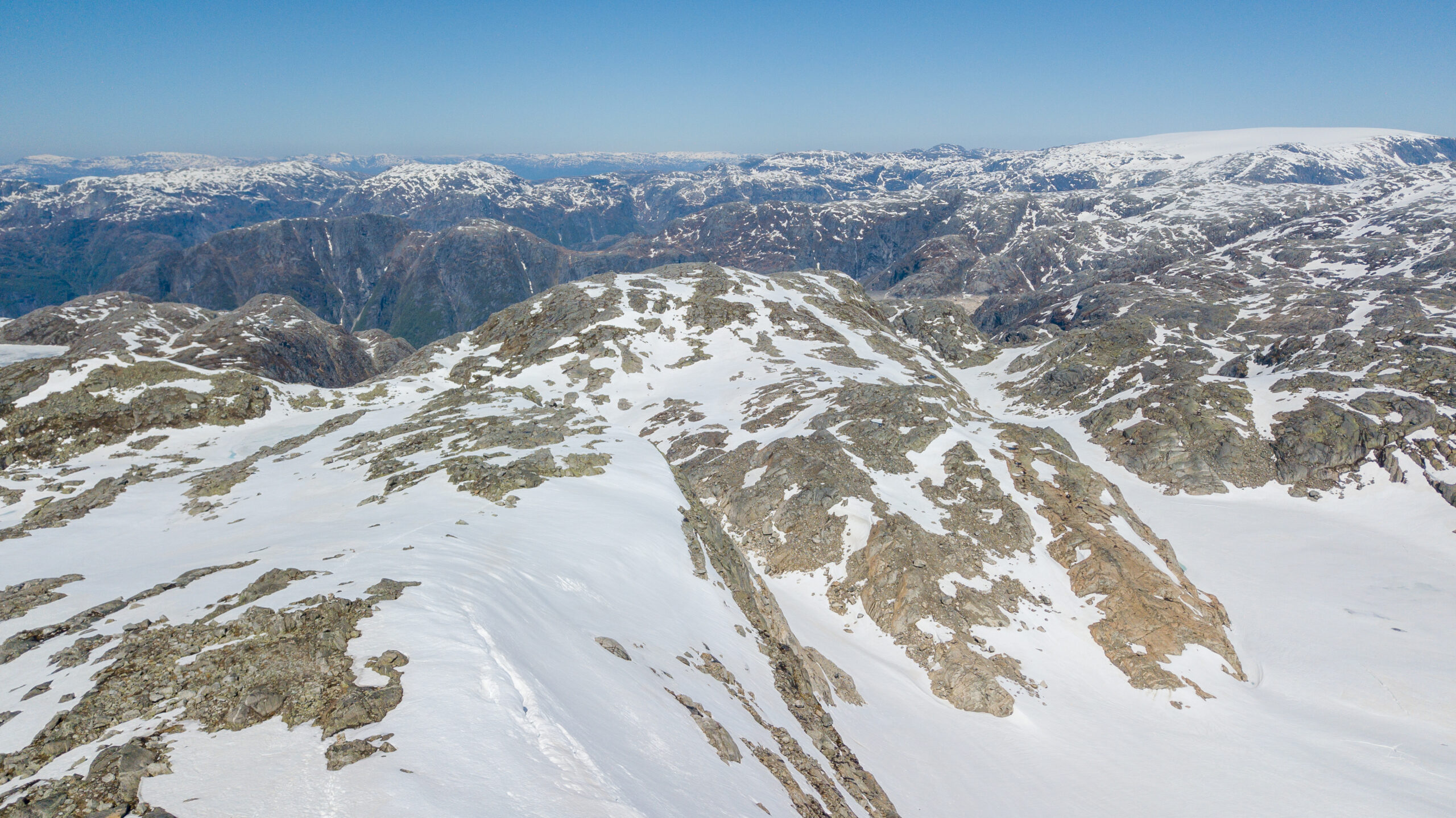 Breidablikk ligger på en fjellrygg som strekker seg ut fra Folgefonna.