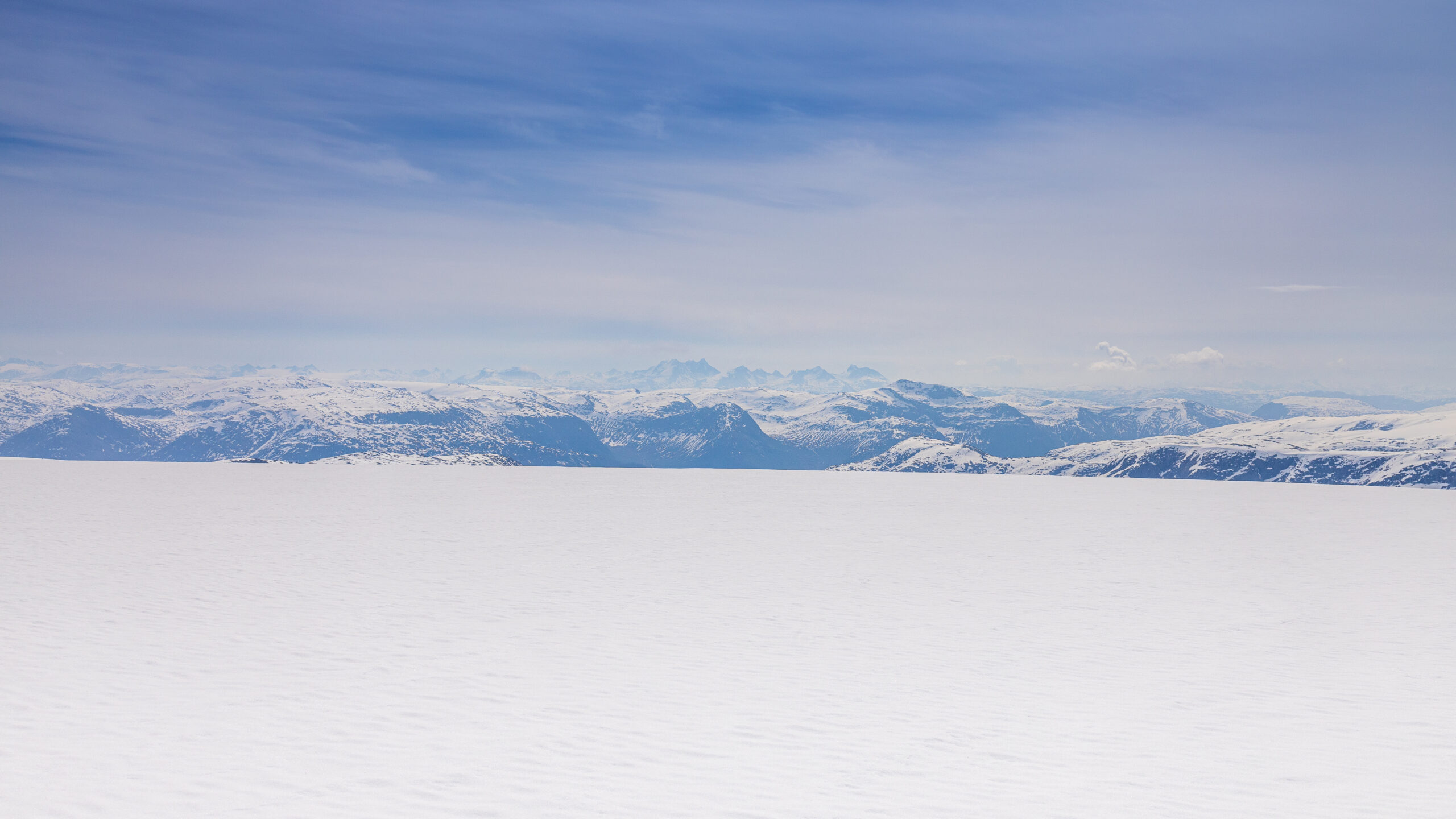 Fra Høgste Breakulen ser en den vestlige delen av Jotunheimen og Hurrunganes kvasse tinder.