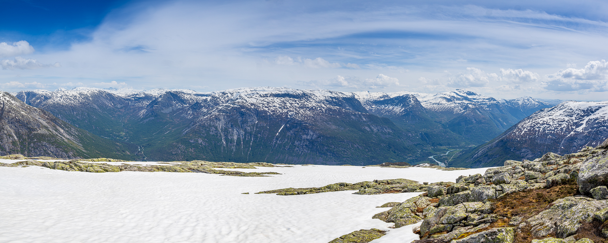 Fra Hauganosi har en panoramautsikt over Jostedalen.