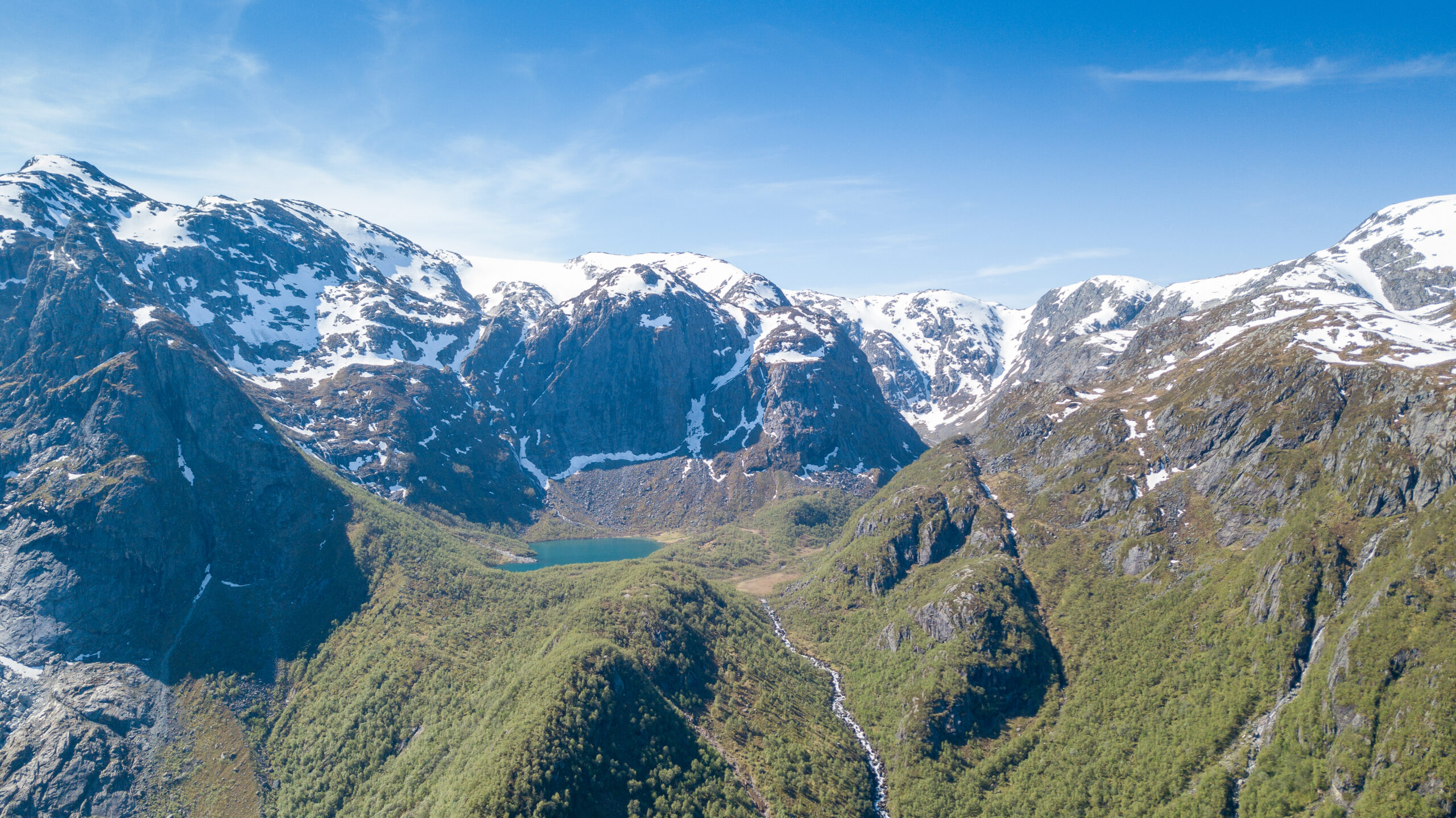 Utsikt inn i Fynderdalen og Pyttabreene.