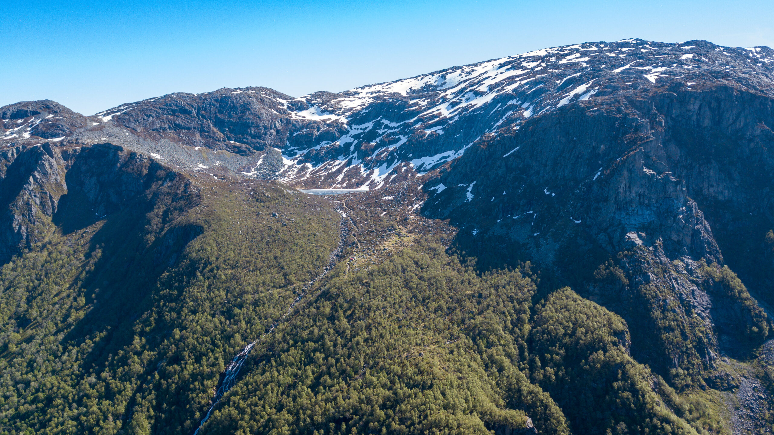 Turistveien til Folgefonna går svingete opp fjellsidene og forbi seteren Gardshammar midt i bildet.
