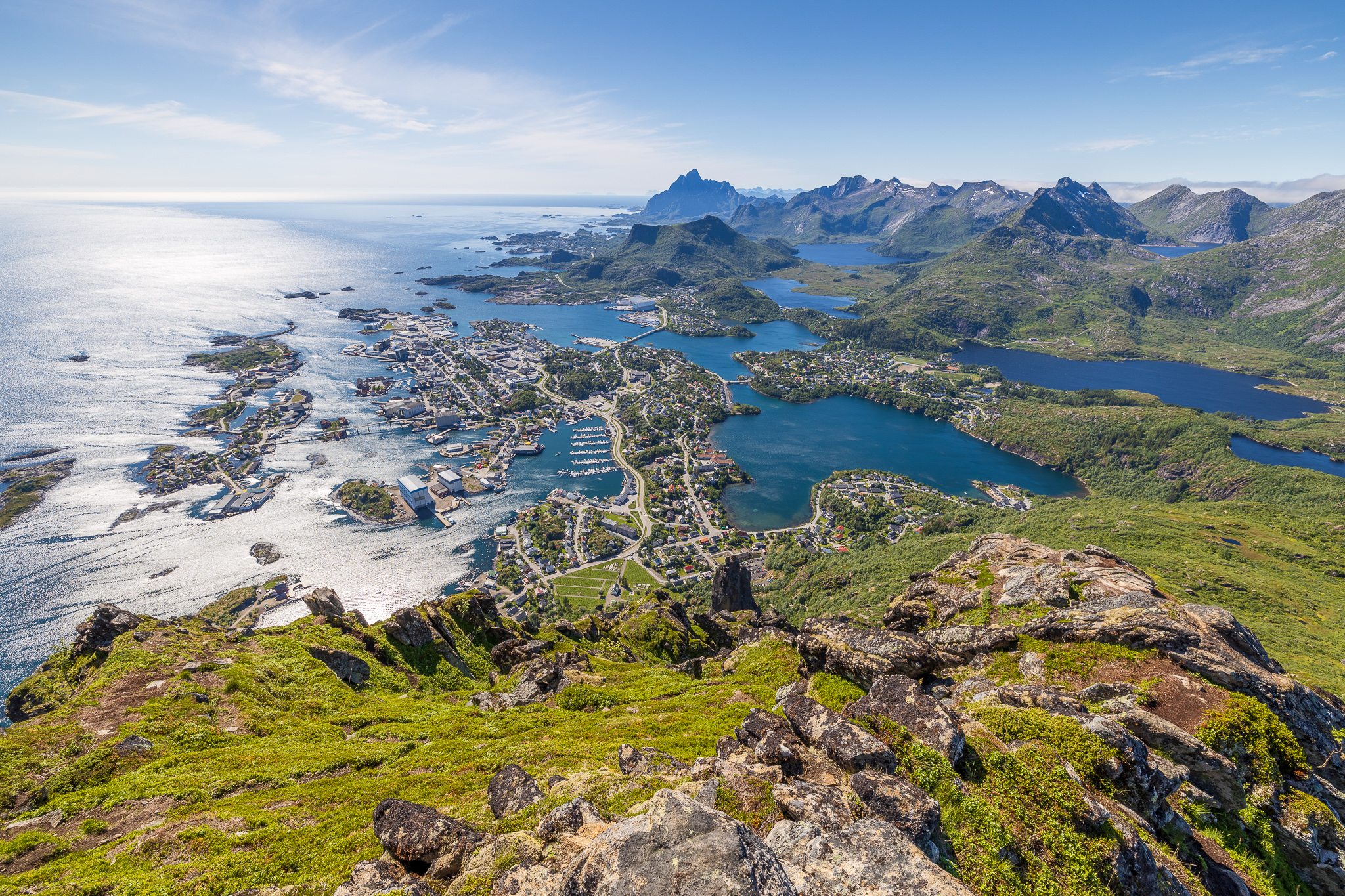 Utsikt over Svolvær fra sørvestryggen på Fløya.