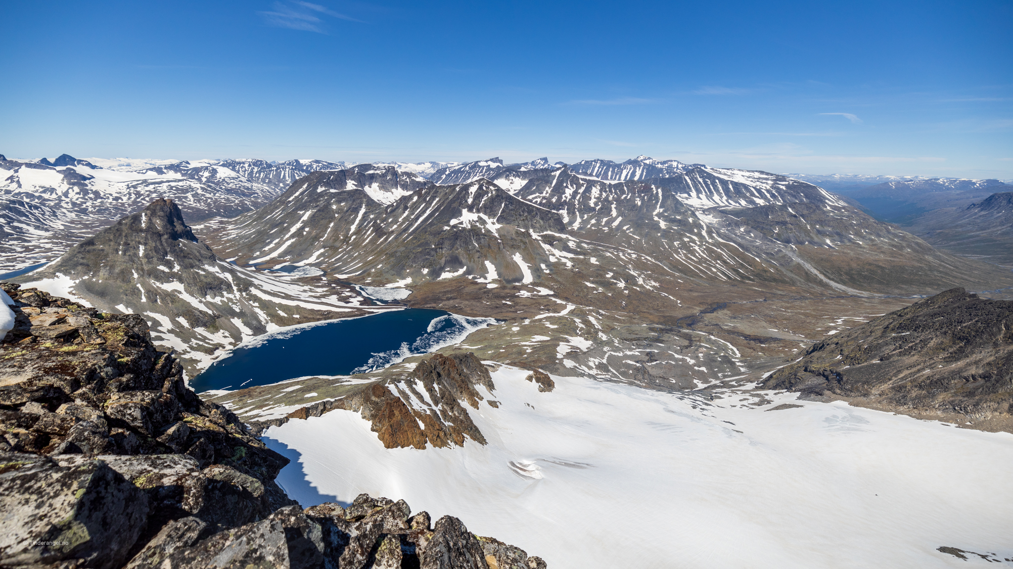 Galdhøpiggmassivet sett fra toppen av Visbretinden.