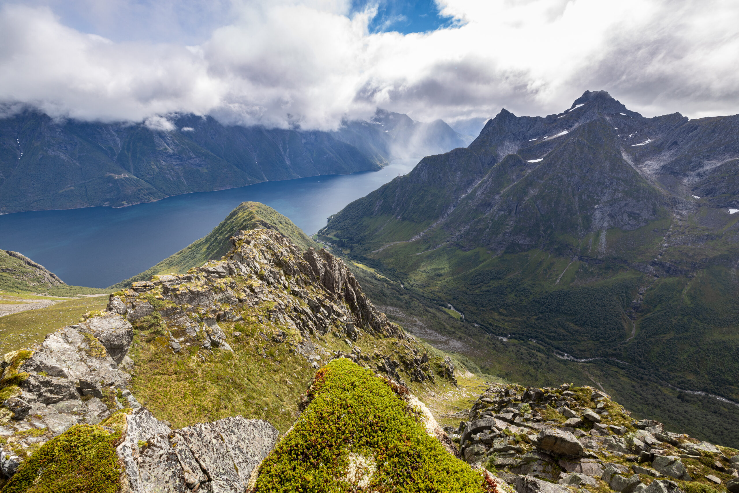 Ystenesegga og Hjørundfjorden.