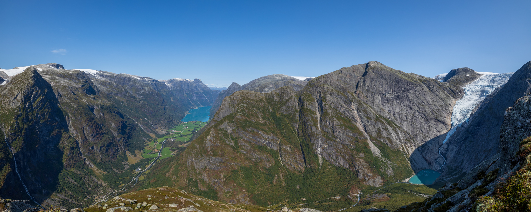 Kattanakken har en fantastisk utsikt ut Olderdalen og Briksdalen.