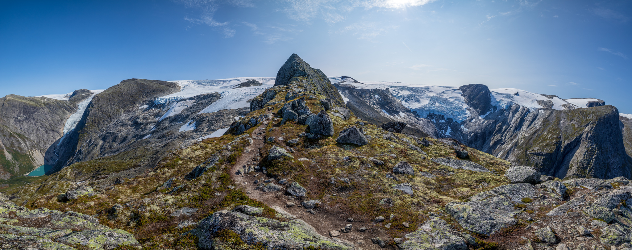 Kattanakken omgitt av Tjøtabreen og Melkevollbreen.