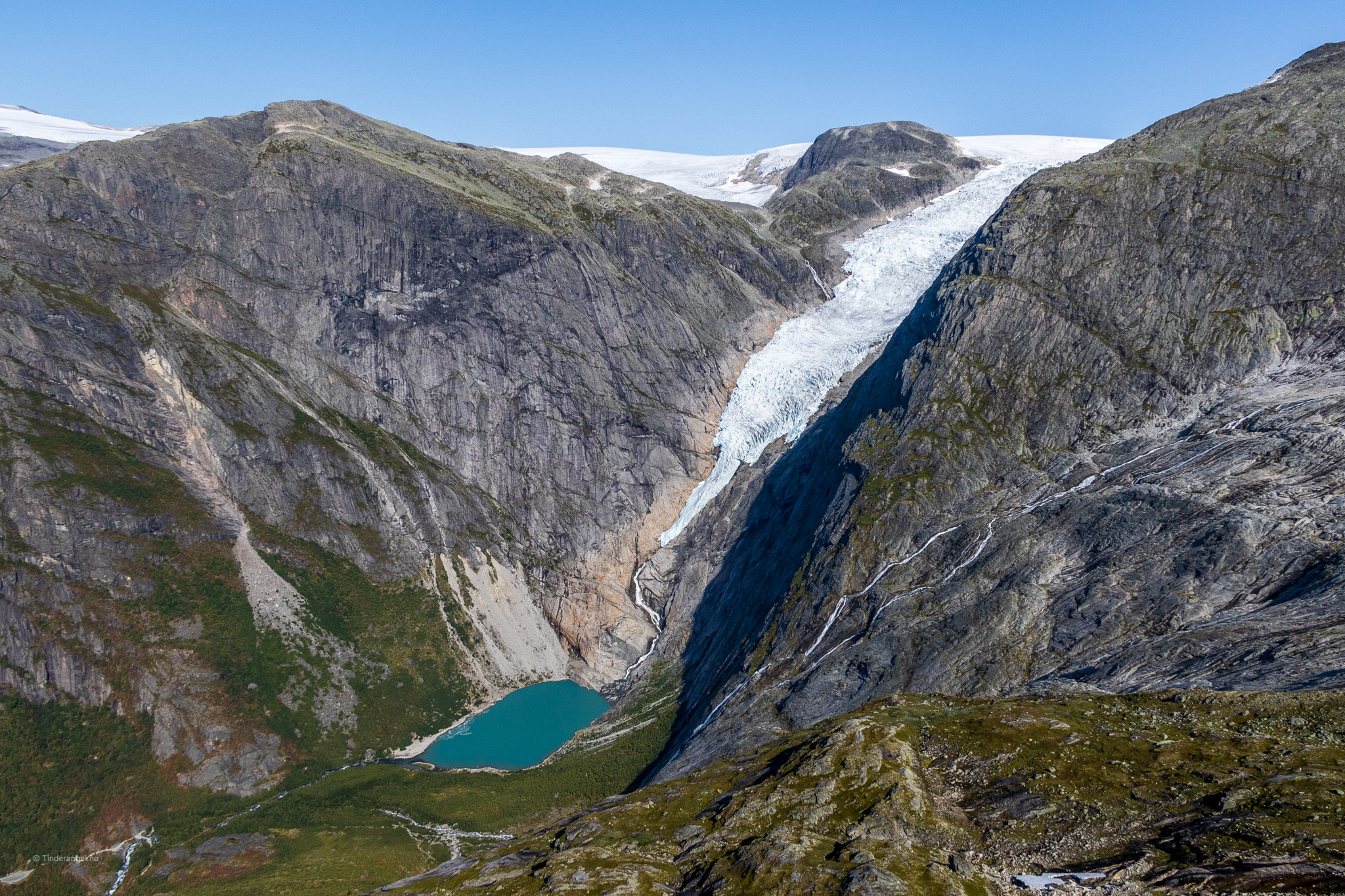 Briksdalsbreen og Briksdalen sett fra Kattanakken.