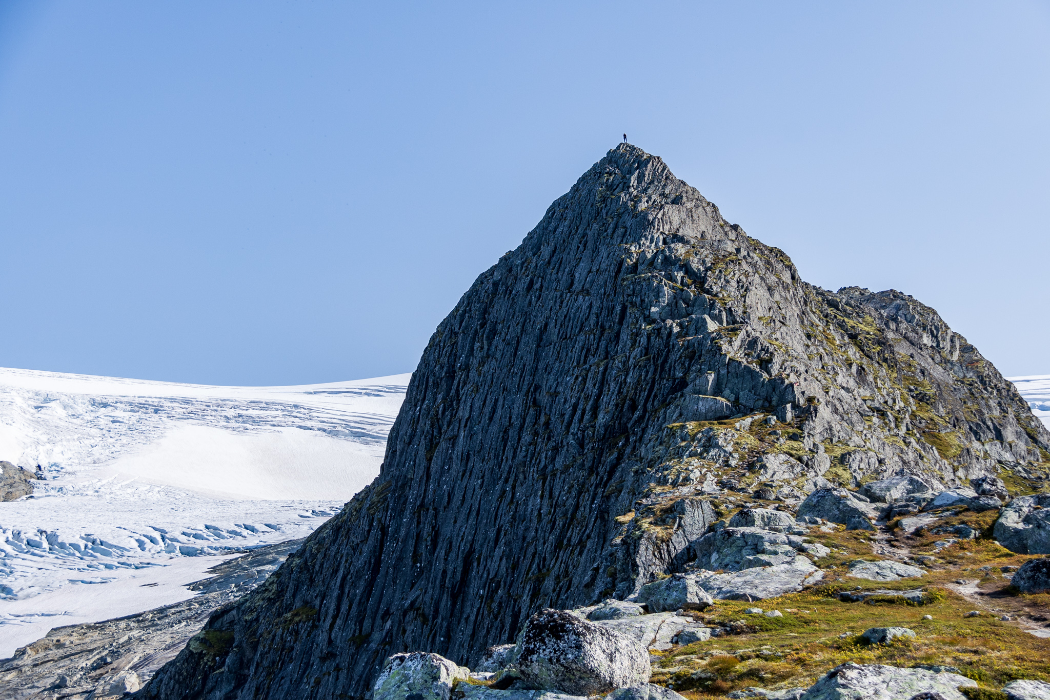 Kattanakken - en flott fjellrygg som strekker seg ut fra Jostedalsbreen med utsikt over Olderdalen.