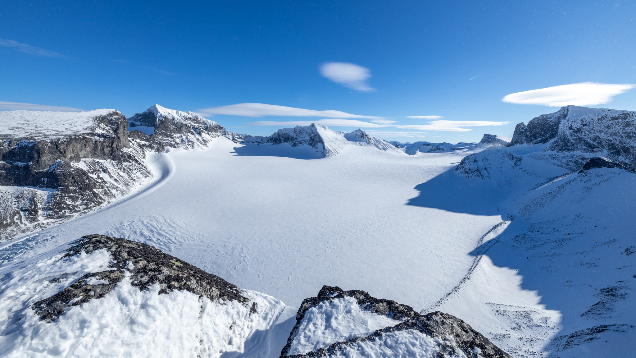 Storjuvbreen med omliggende stortopper sett fra Stogrovhøe.