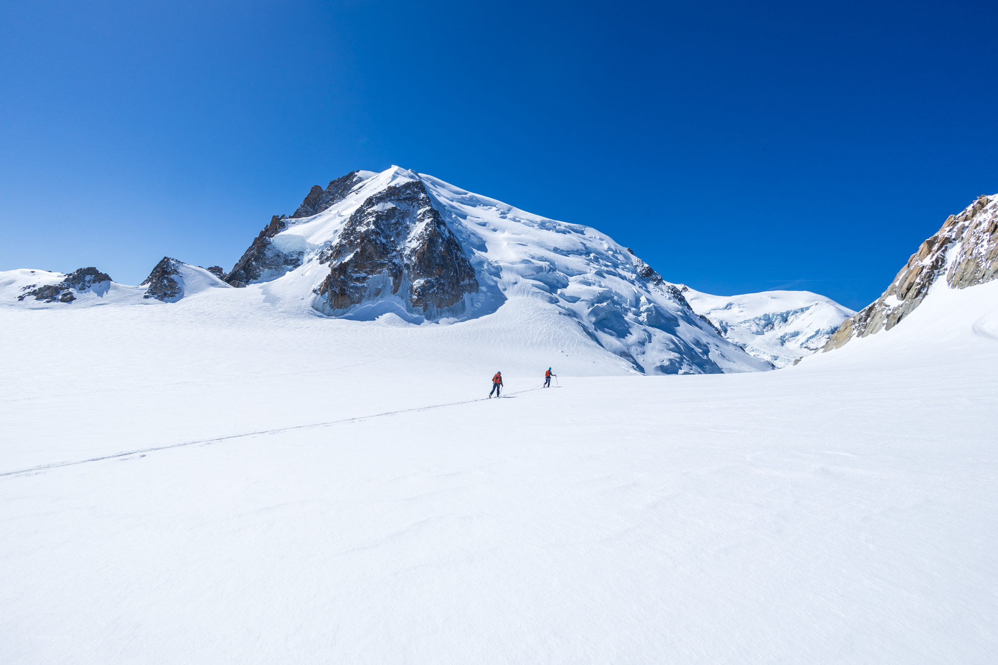 På breen Vallée Blanch med Col du Midi bak.