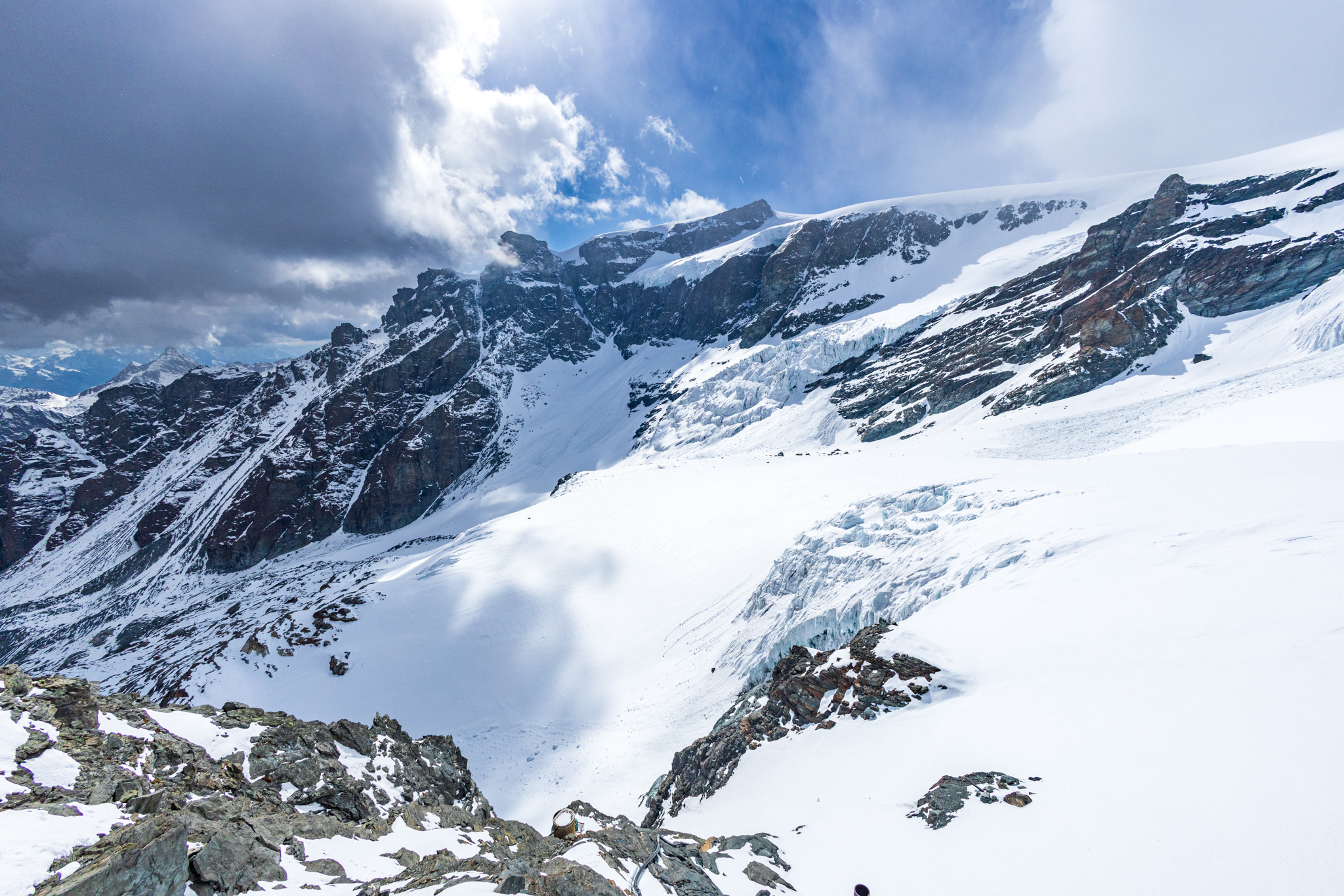 Turisthytten Refugio Guide d'Ayas ligger tett innpå Grand Glacier de Véraz.