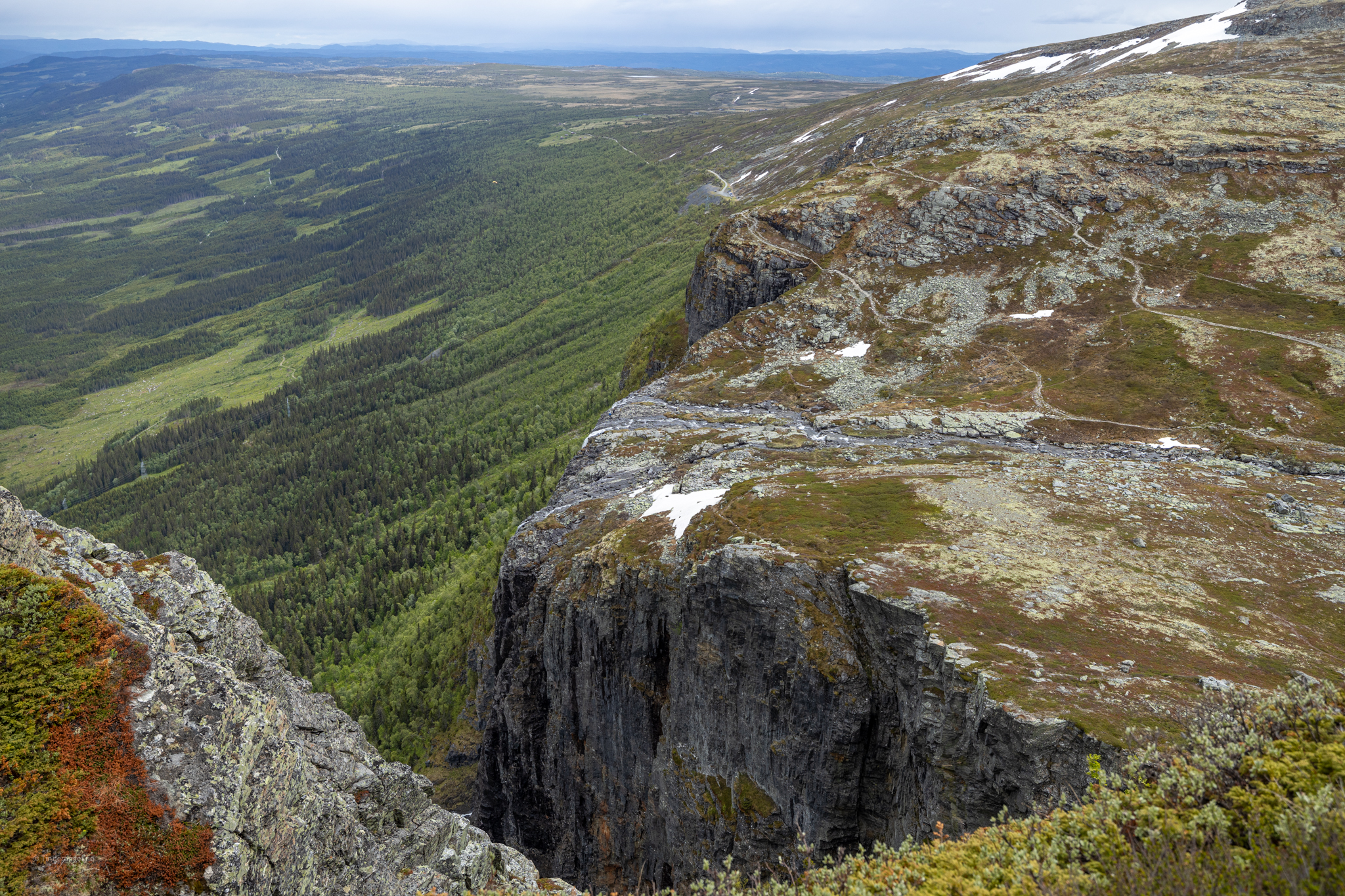 Hyddefossen stuper ned i Hemsedal.