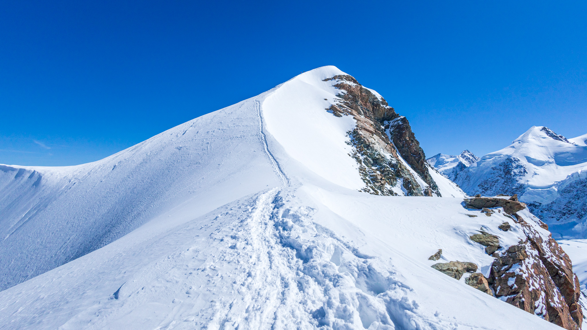 Snødekket rygg fra fortoppen mot mot toppen av Pollux.