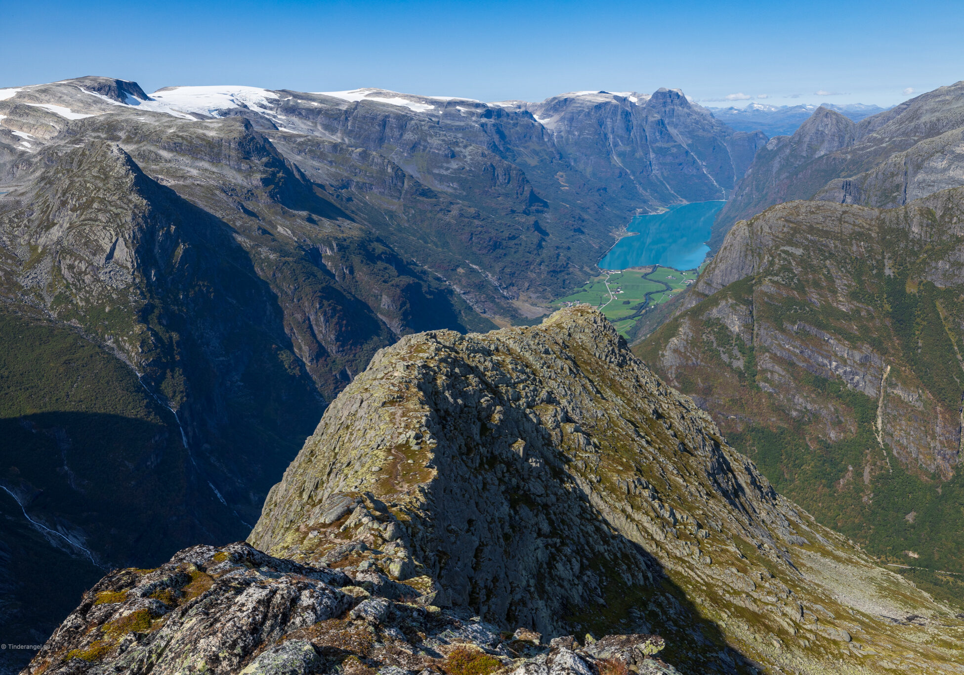 Utsikt fra ryggen til Kattanakken og ut over Olderdalen.