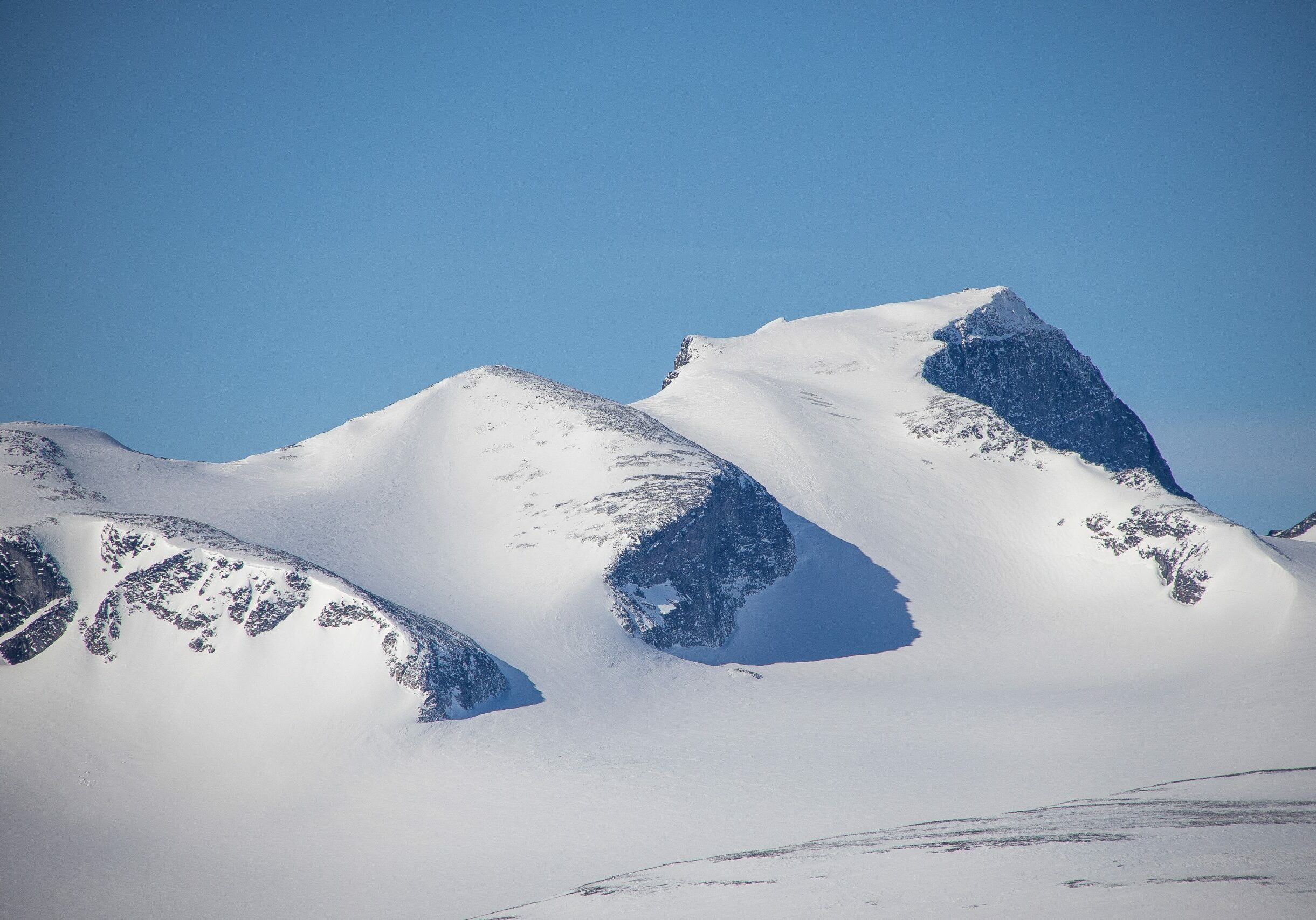 Galdhøpiggen Konkurrenten Galdhøpiggen (2.469 moh) tar seg godt ut fra Glittertinden (2.457 moh).