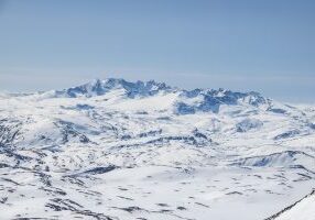 Utsikt fra Midtre Hestbreapiggen mot Hurrungane og Sognefjellet.