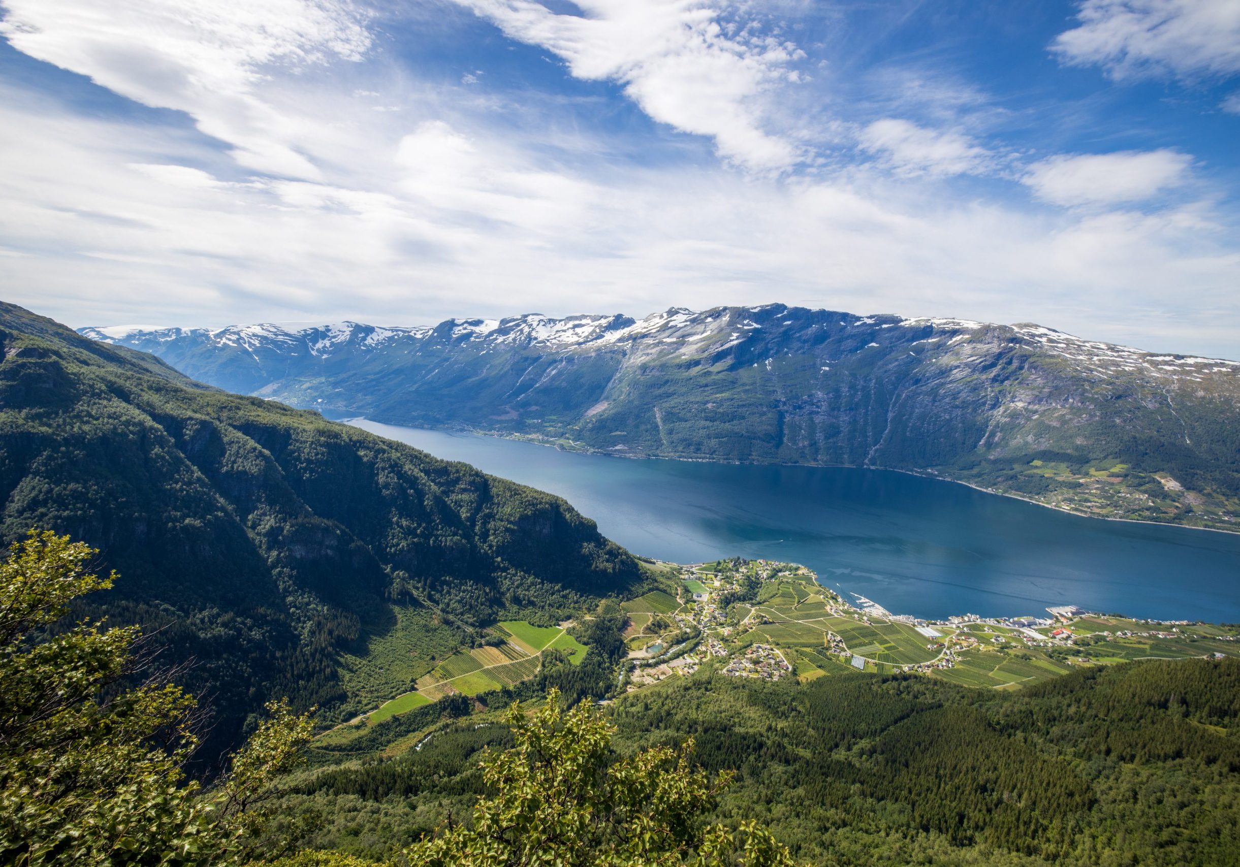 Utsikt fra Nosi (882 moh) mot Lofthus, Sørfjorden og Folgefonna.