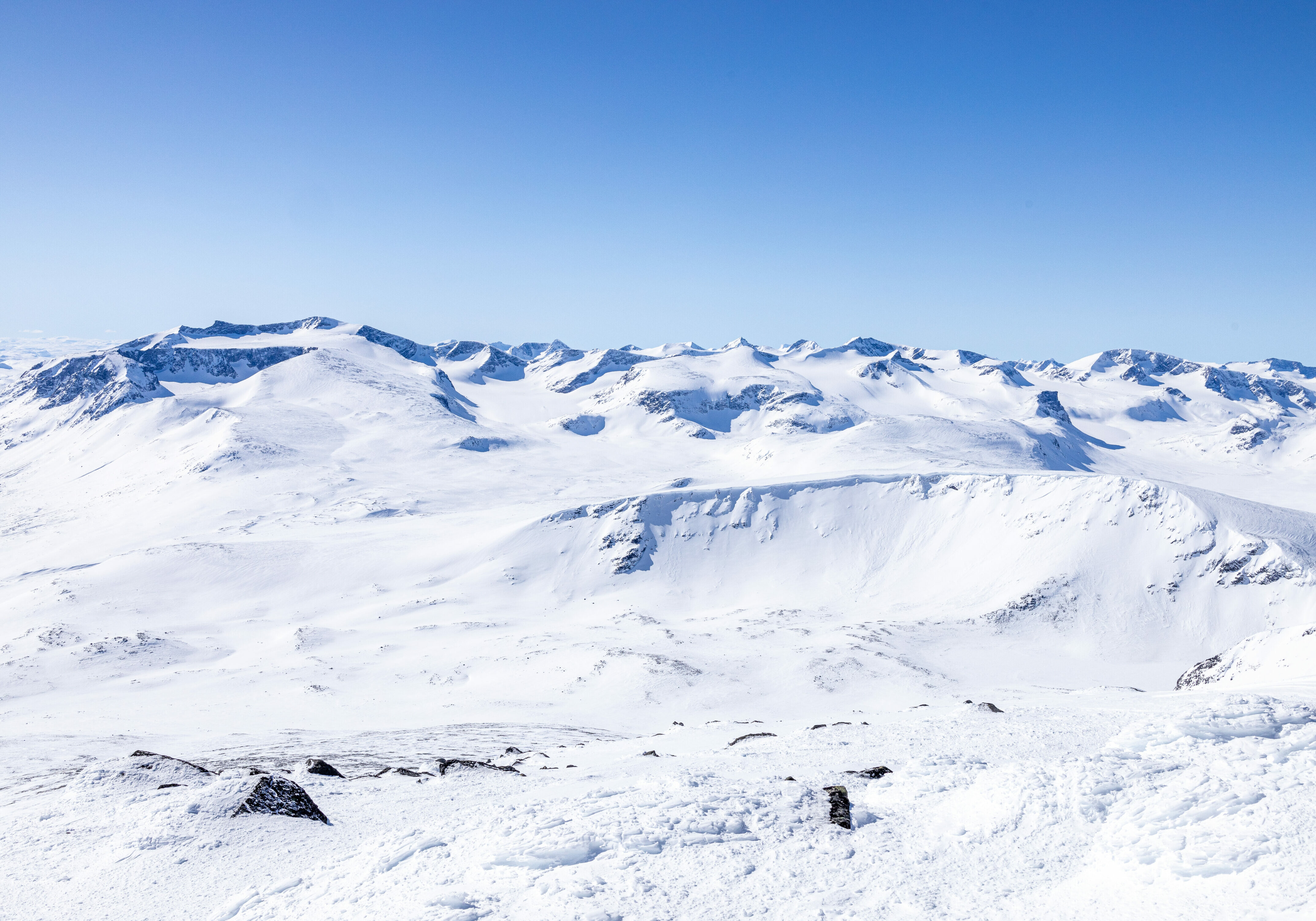 Utsikt fra Nautgardstinden mot Surtningssue-massivet og tinderekken og breer nordover mot Leirhøe.