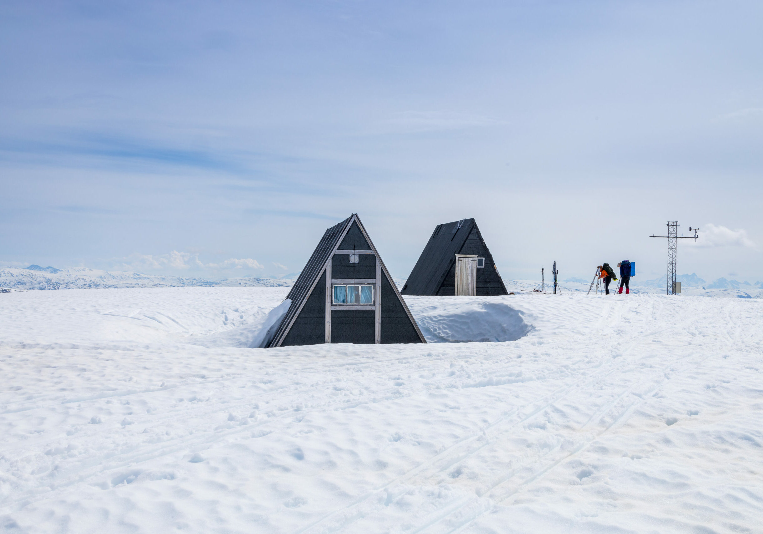 Hyttene på Steinmannen (1.633 moh) på fjellryggen mellom Tuftebreen og Nigardsbreen.