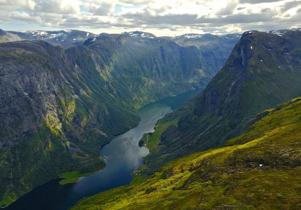 Utsikt ned i Nærøyfjorden  mot Bakka fra Breiskrednosi (1.189 moh). Bakkanosi (1.398 moh) til høyre.