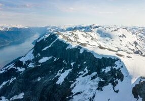 Vardaskarvane høyt over Sørfjorden. Utsikt mot Folgefonna.