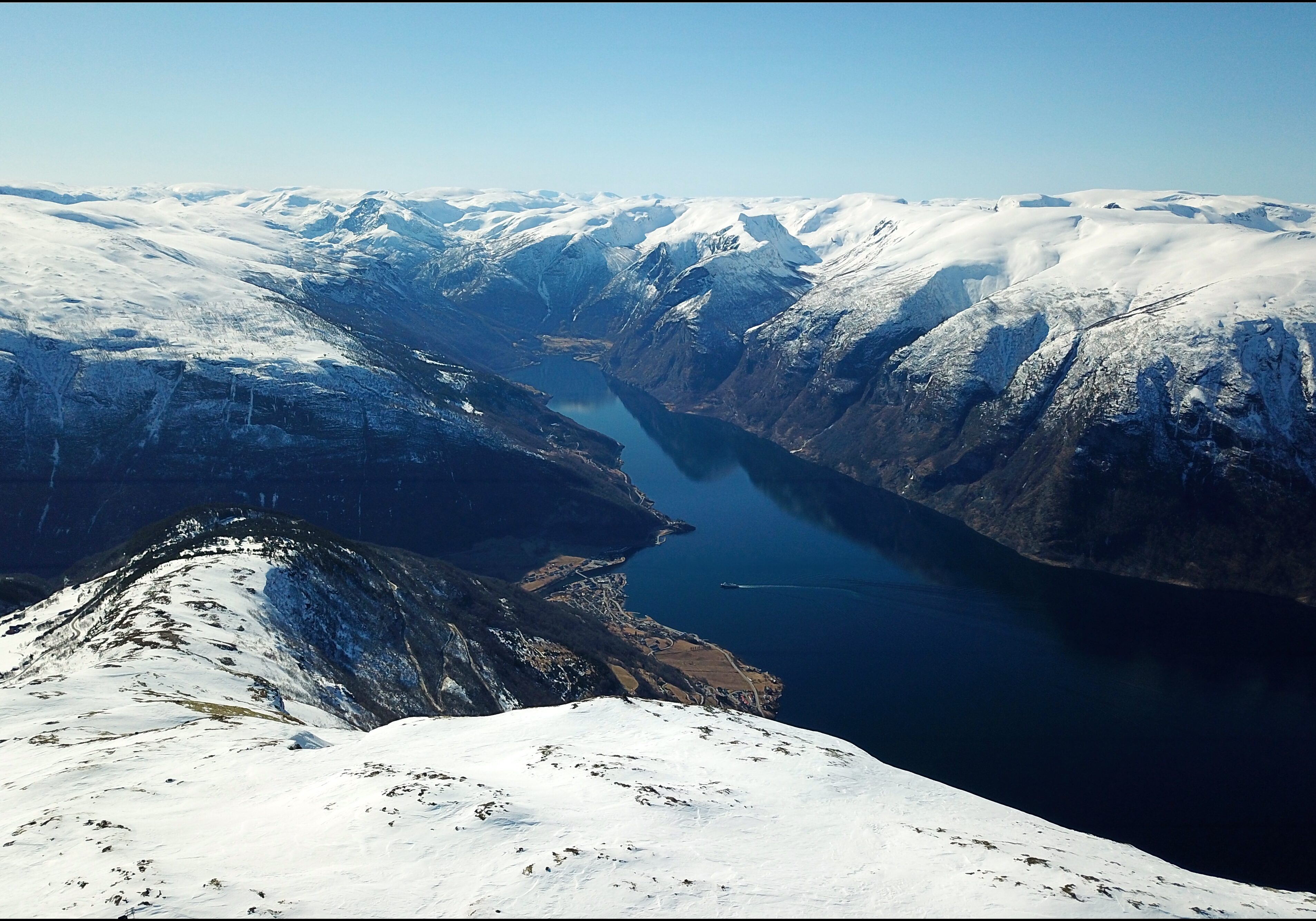 Utsikt fra Blåskavlen mot Aurland, Flåm og Aurlandsfjorden. Utsiktspunktet Prest fremst i bildet.