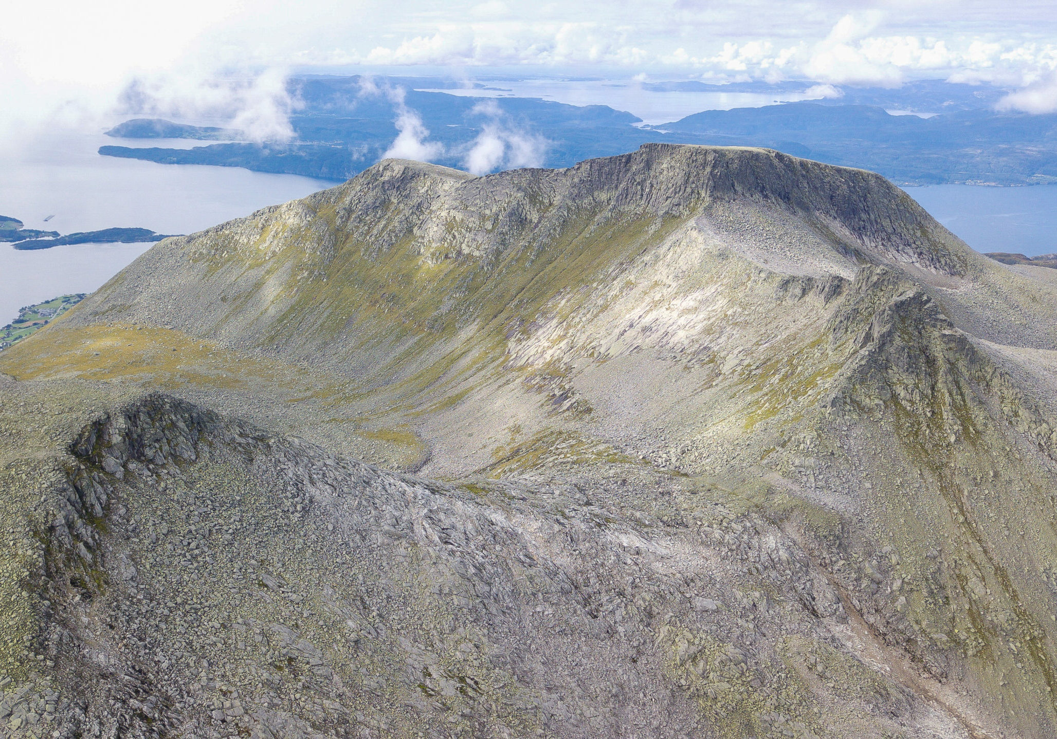 Melderskin (1.426 moh) sett fra Bjørnalstindene.