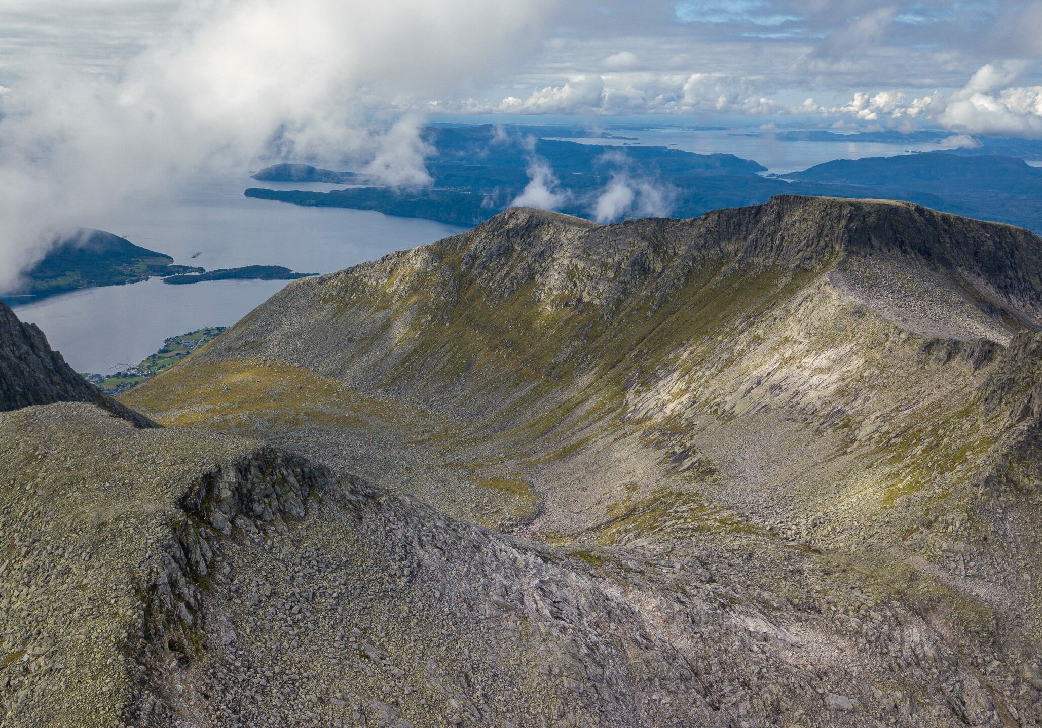 Melderskin (1.426 moh) sett fra Bjørnalstindene.