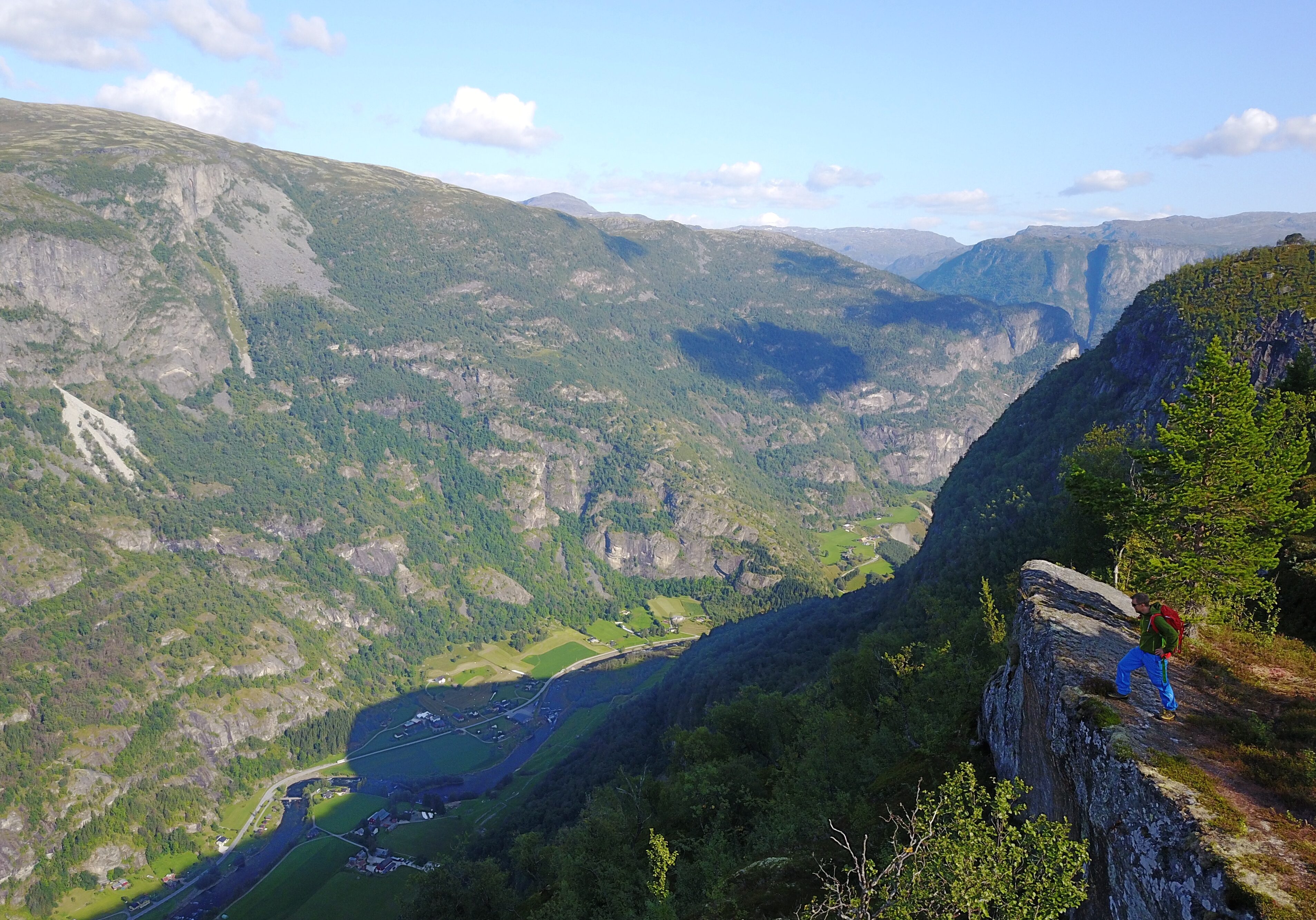 Berget (808 moh) ved Hovdungo i Aurland er et fint utsiktspunkt ned mot Aurlandsdalen, Aurlandsvangen og Aurlandsfjorden.