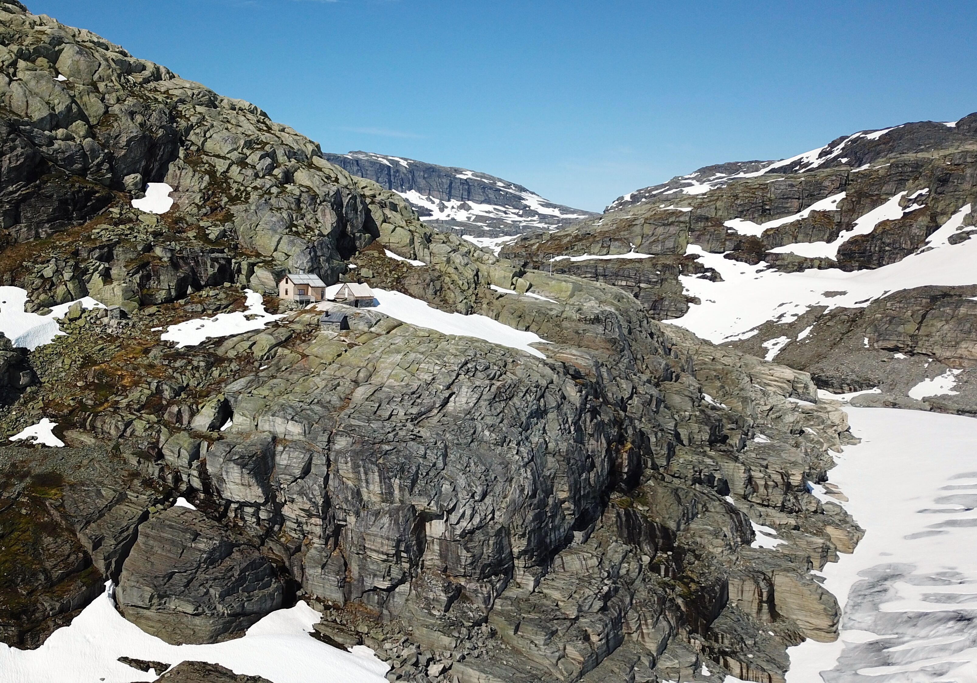 Demmevasshytta ligger på en fjellhylle over brearmen Rembesdalskåka.