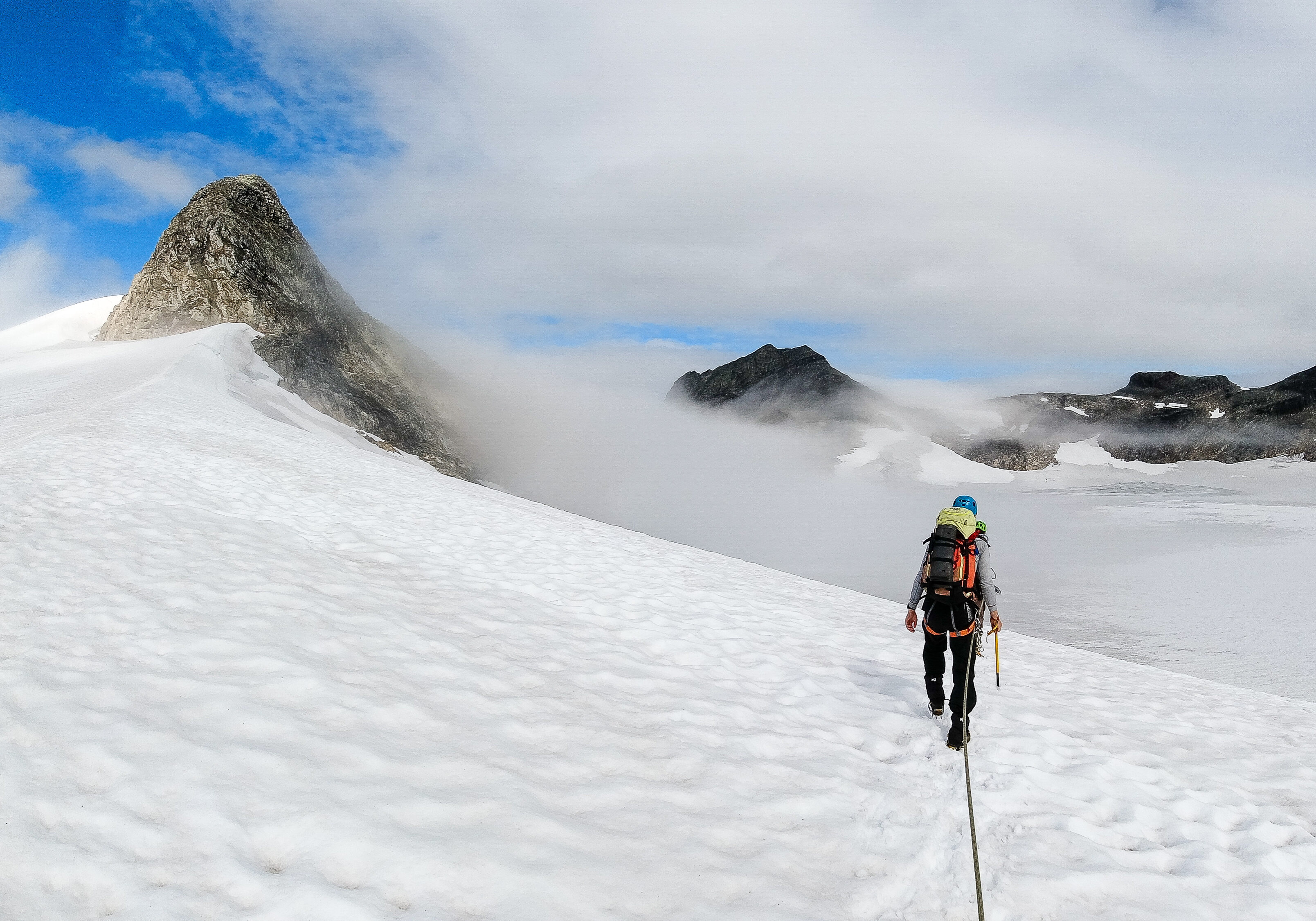 Overgang fra Uranosbreen til Mjølkedalsbreen, på vei mot Sagi (2.040 moh.)