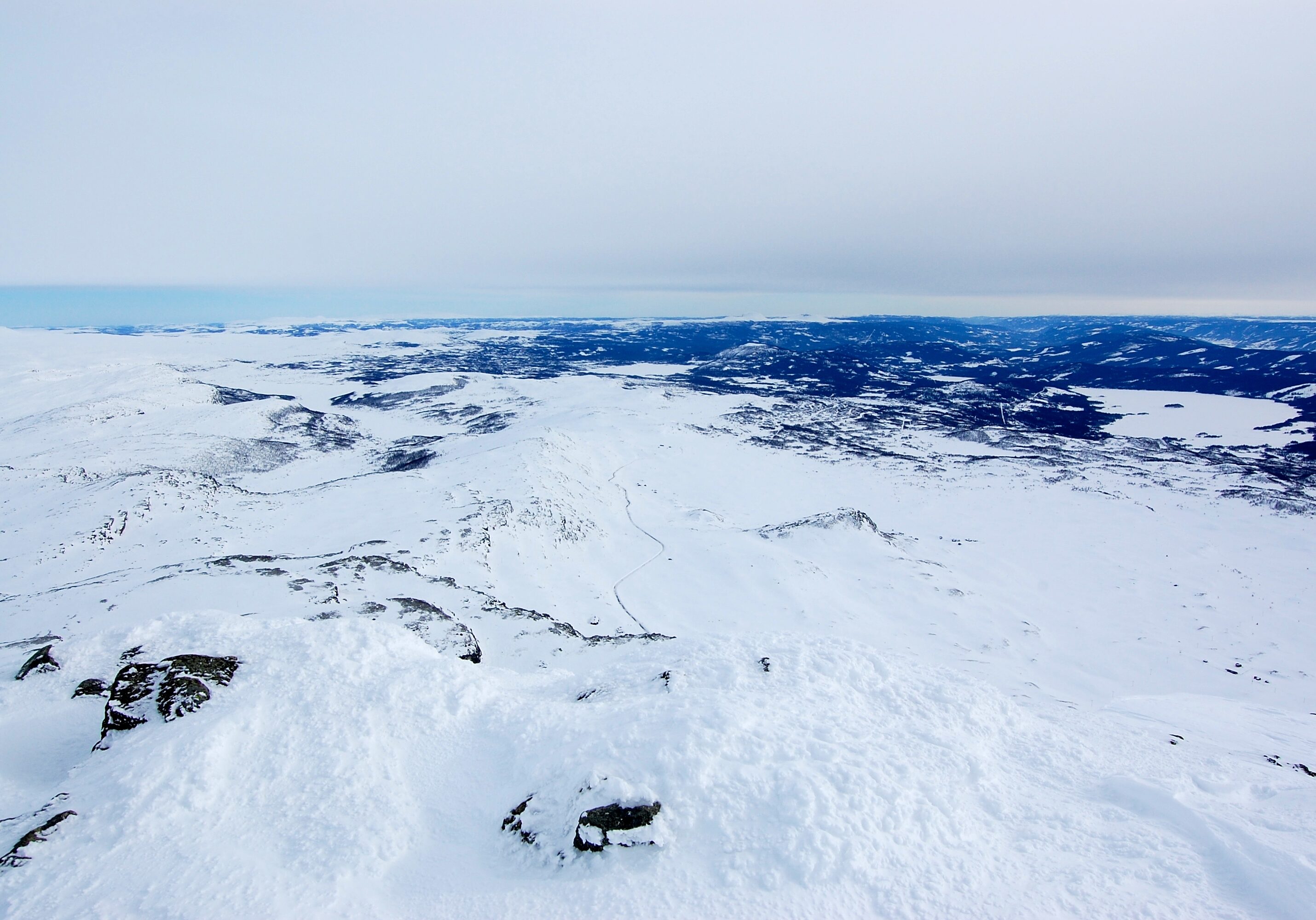 Utsikt fra toppen av Bitihorn mot Beitostølen. Foto: Jørn Eriksson