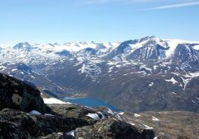 Memurubu ved Gjende med Surtningssue og Memerubrean bak.