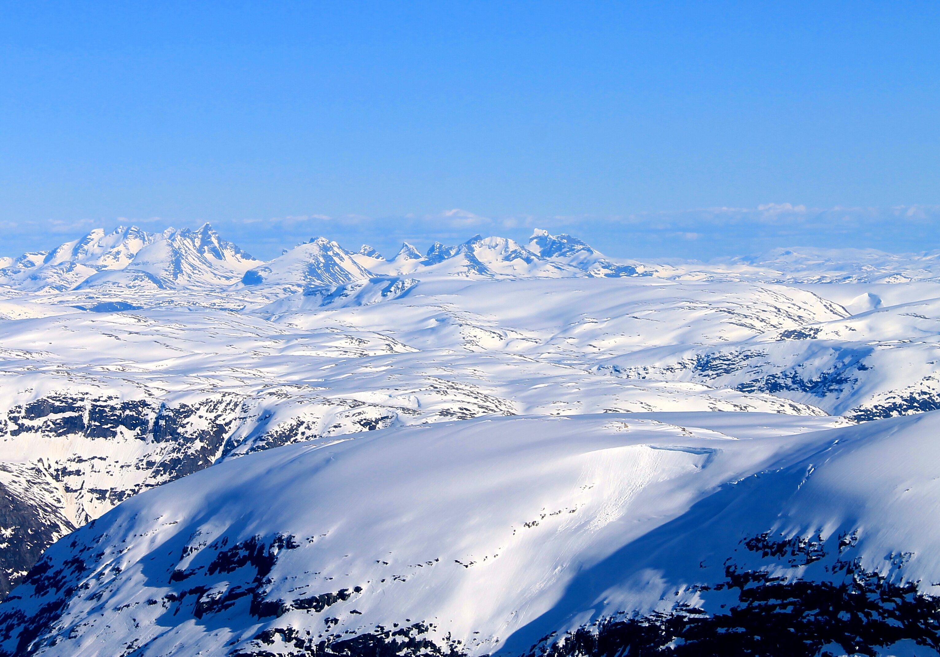 Breheimen med Spørteggbreen. De kvasse tindene Hurrungane i bakgrunnen. Her sett fra Jostedalsbreen.