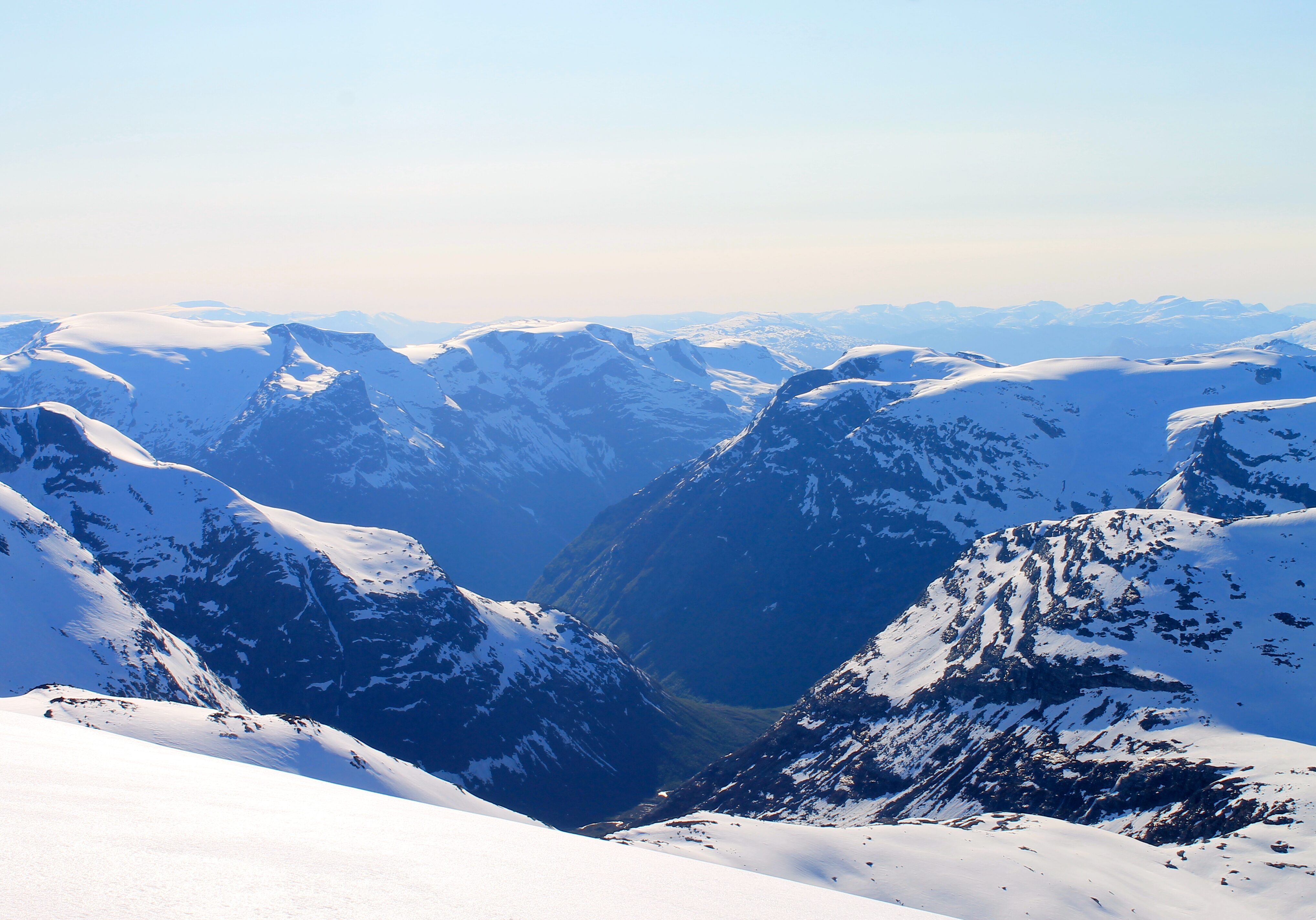 Utsikt ned mot Bødalen og Loen.