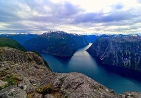 Kalvsnesnosi stuper ned i fjorden der Aulandsfjorden og Nærøyfjorden møtes.