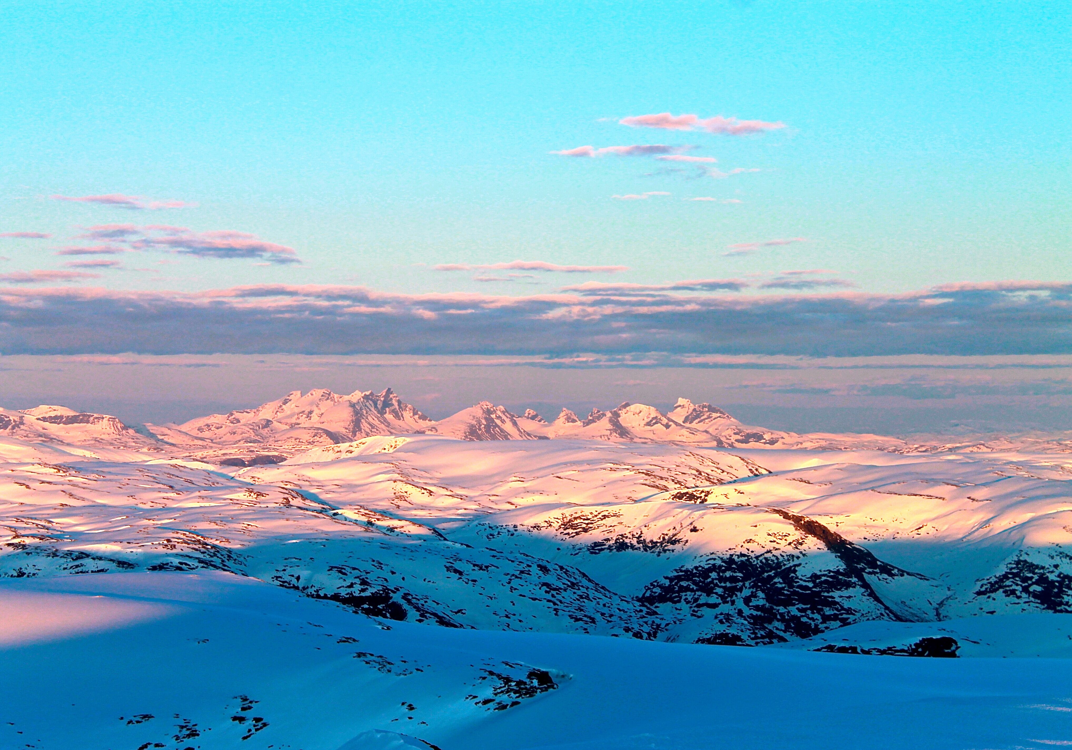 Fra Brenibba på Jostedalsbreen er det flott utsikt mot Hurrungane og Jotunheimen.