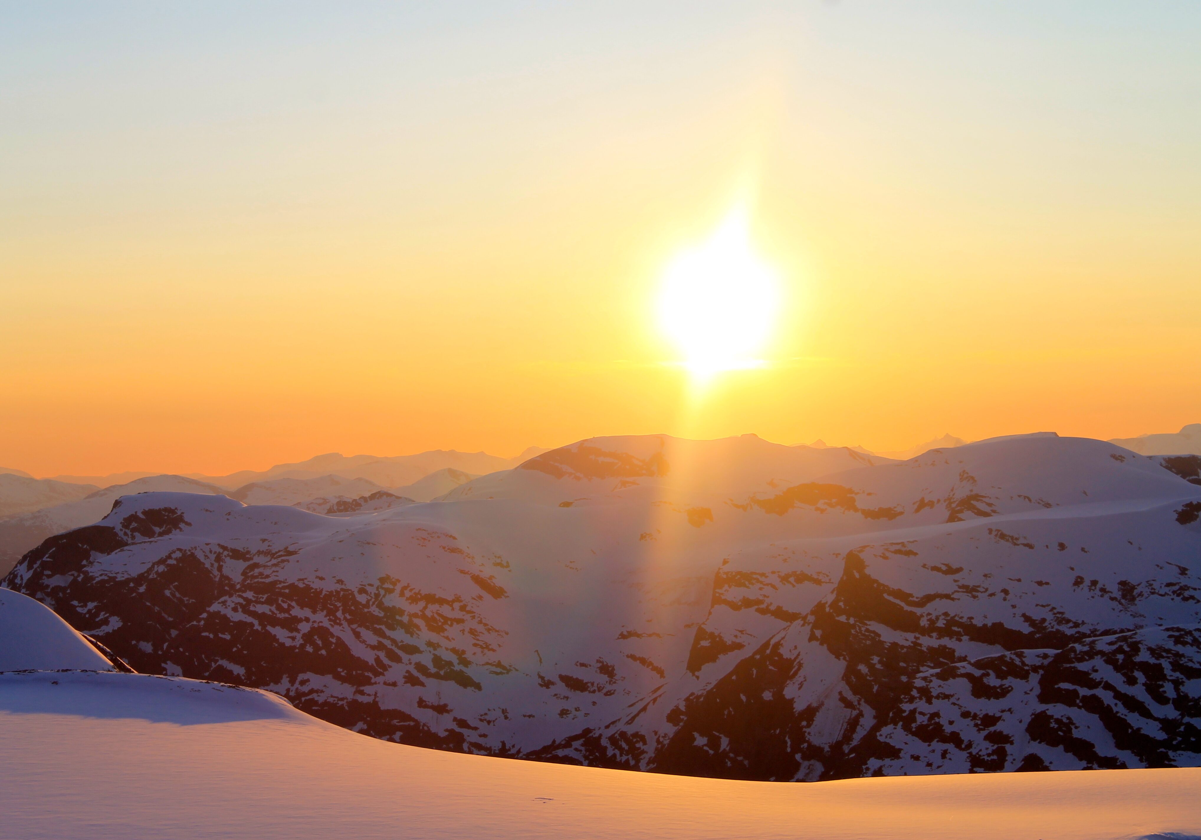 Tindefjella og Skåla sett fra Jostedalsbreen og Brenibba i solnedgang. Ser du godt etter kan du se Skålatårnet. Skålebreen midt i bildet.