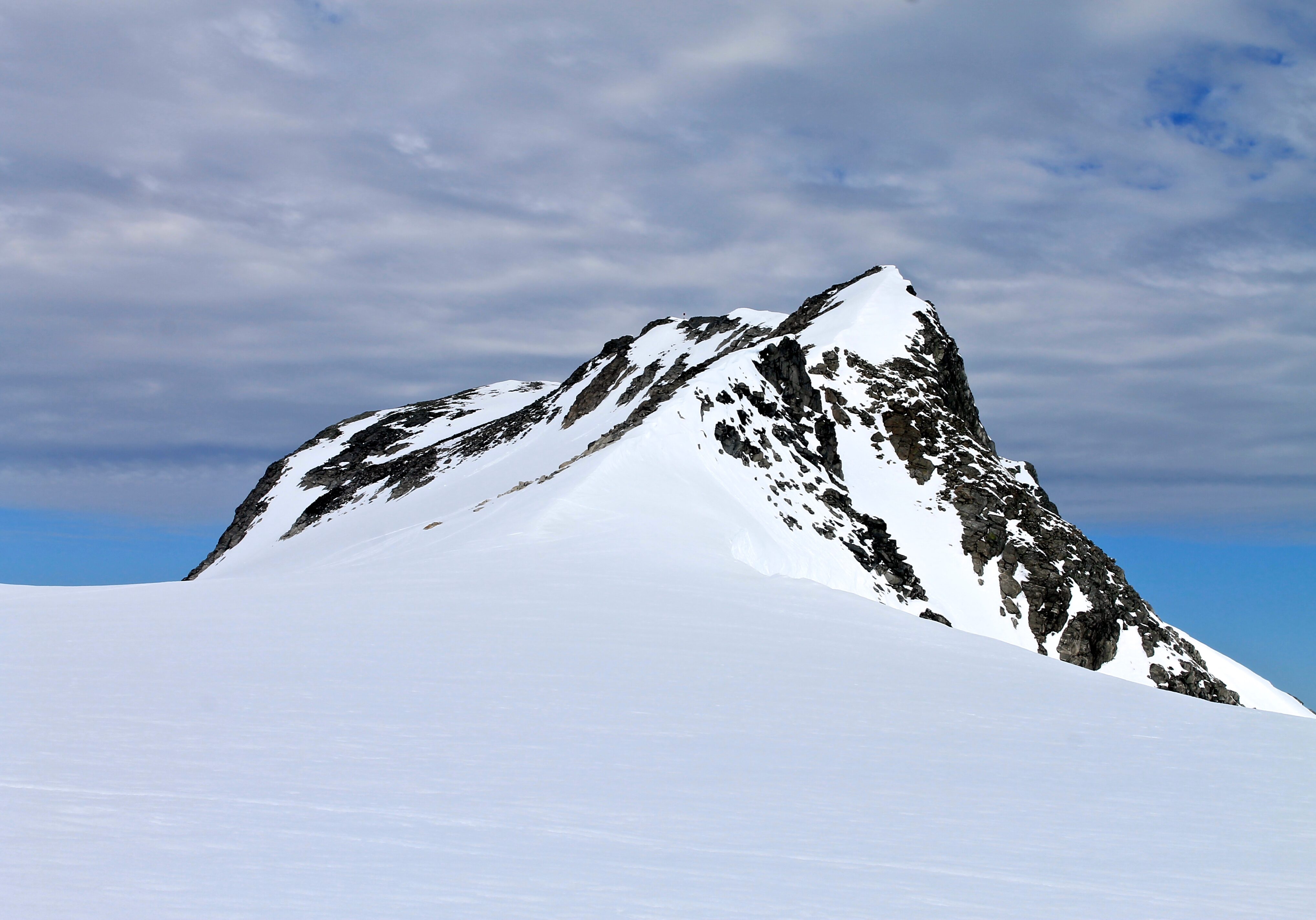 Kjenndalskruna stikker opp ved brekanten av Jostedalsbreen.