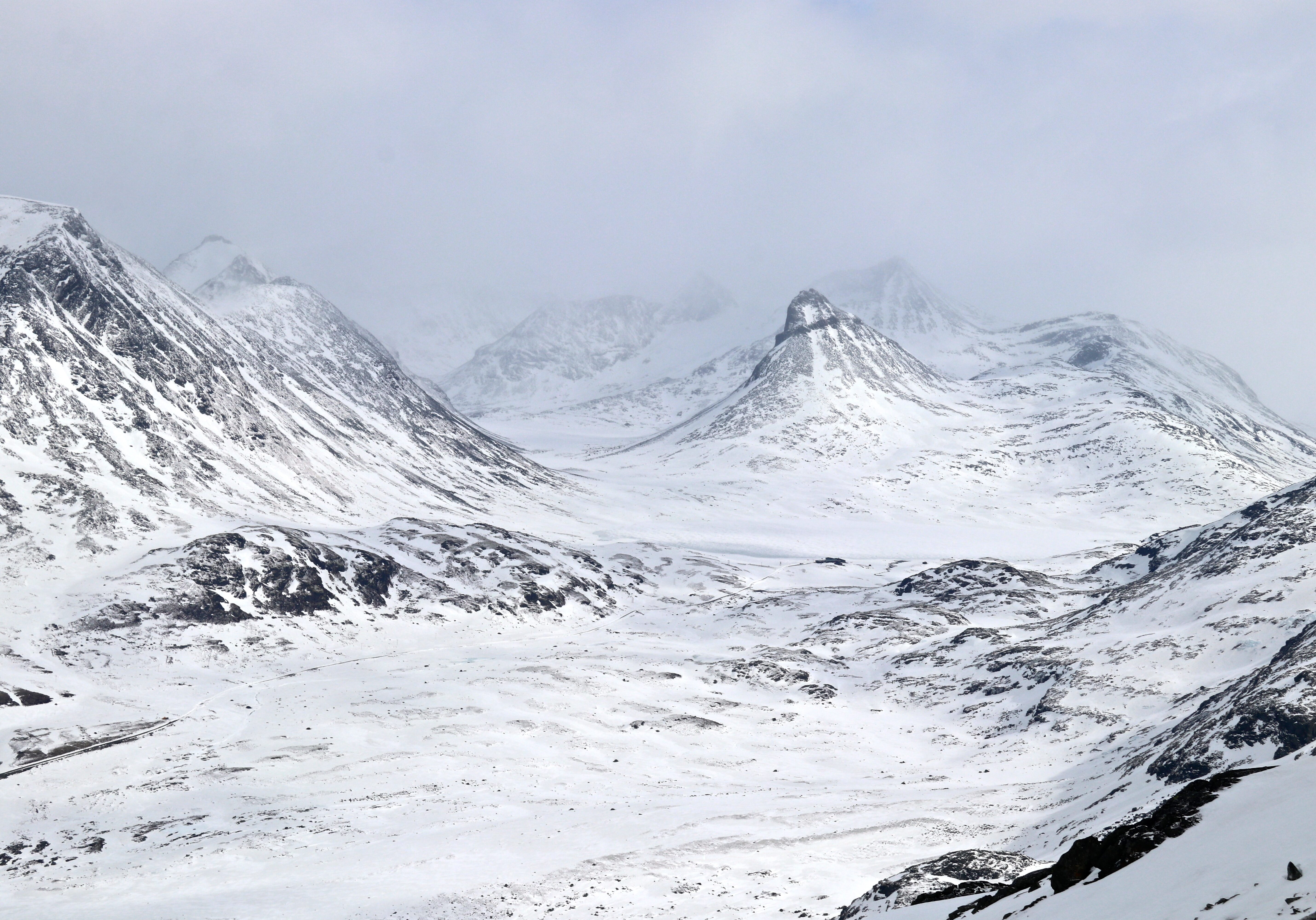 Utsikt fra Geite (2.002 moh) mot Leirvassbu og Kyrkja.