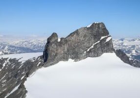 Skardstinden (2.373 moh) sett fra Ymmelstinden.