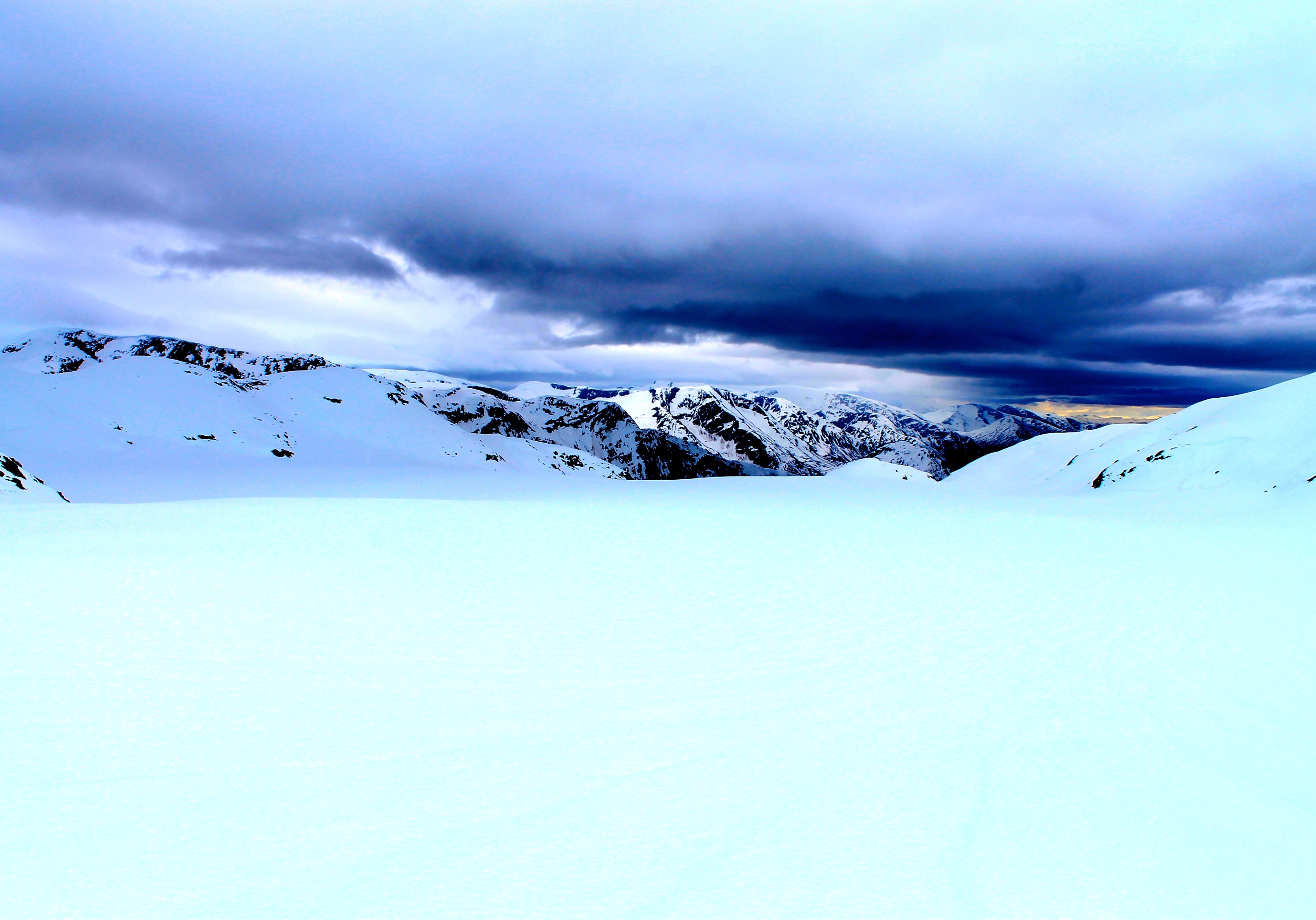 Mørke skyer over Flatbreen.