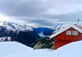 Flatbrehytta og Fjærlandsfjorden.