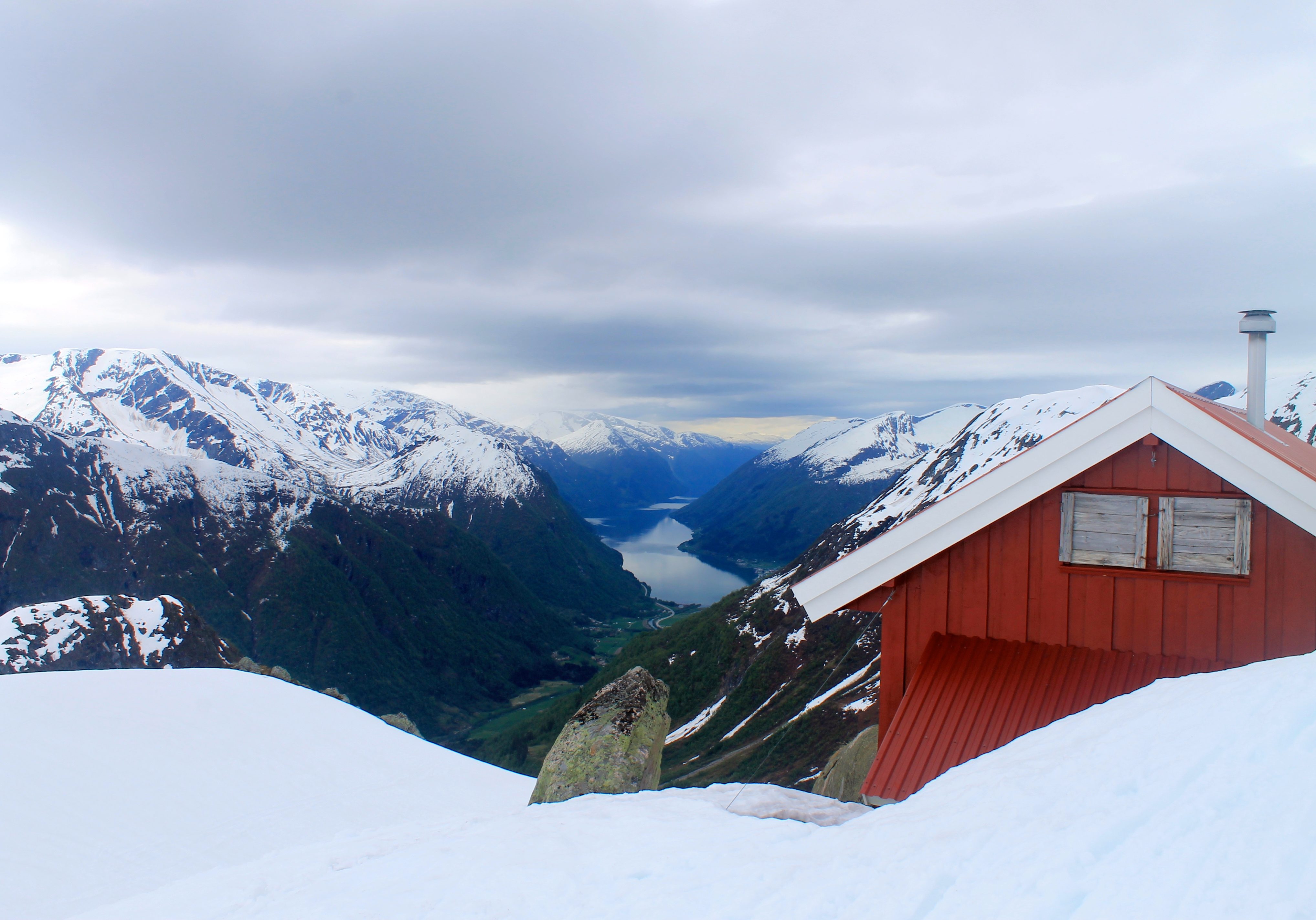 Flatbrehytta markerer slutten på skituren over Jostedalsbreen.